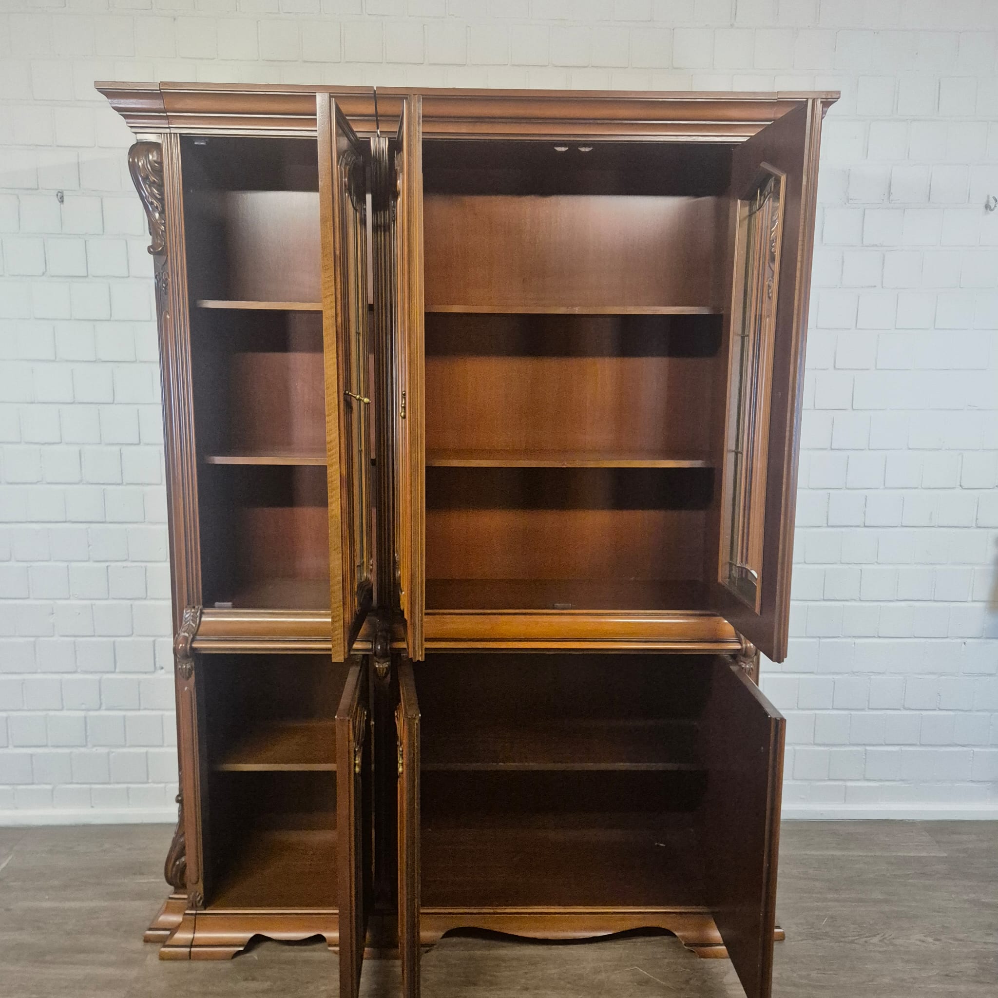 Vitrine Schrank Neubarock Nussbaum 1,78 m – Bild 17