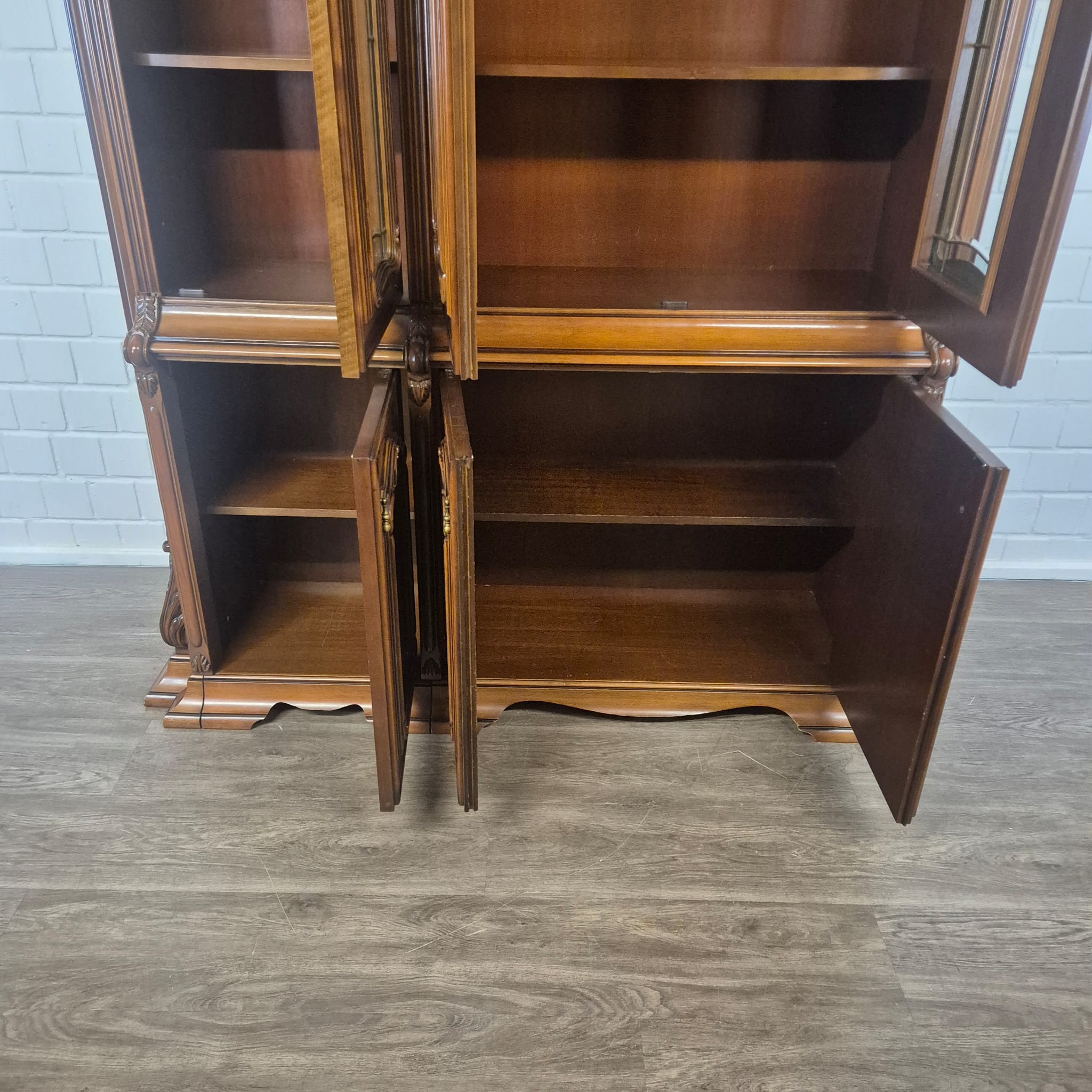 Vitrine Schrank Neubarock Nussbaum 1,78 m – Bild 27