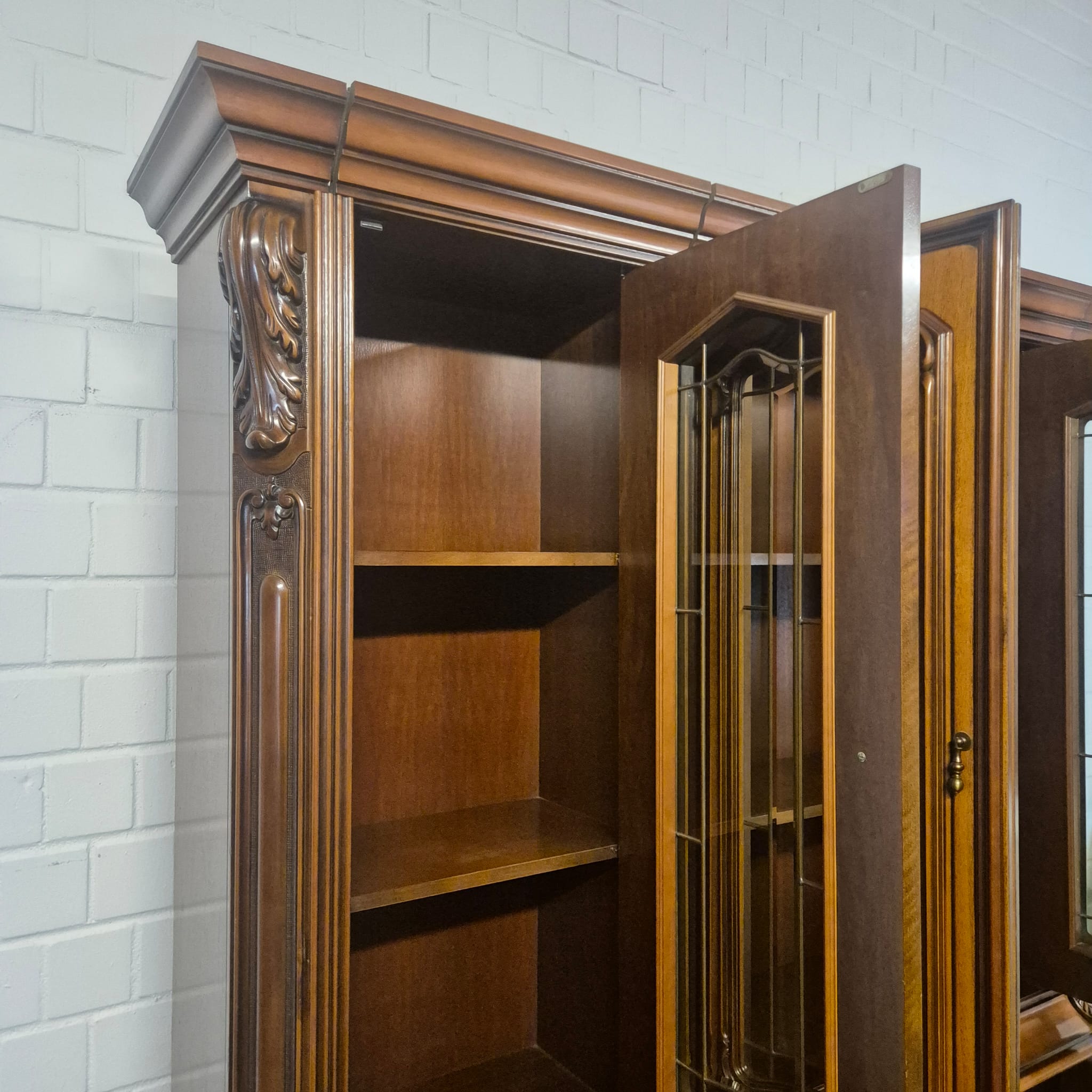 Vitrine Schrank Neubarock Nussbaum 1,78 m – Bild 19