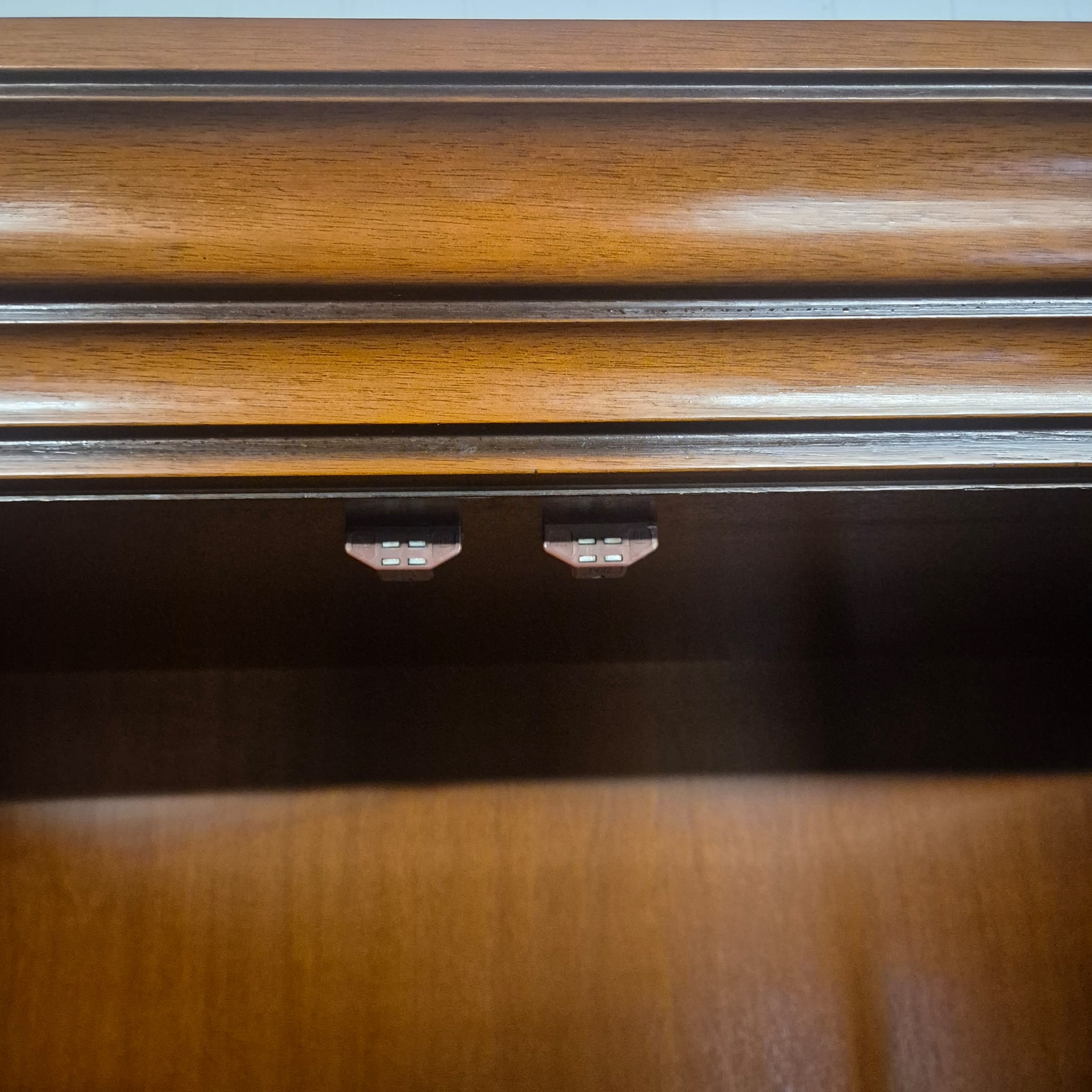 Vitrine Schrank Neubarock Nussbaum 1,78 m – Bild 22