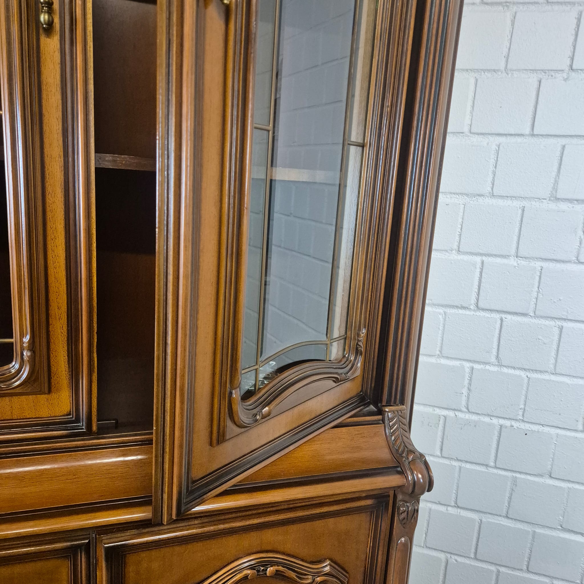 Vitrine Schrank Neubarock Nussbaum 1,78 m – Bild 25