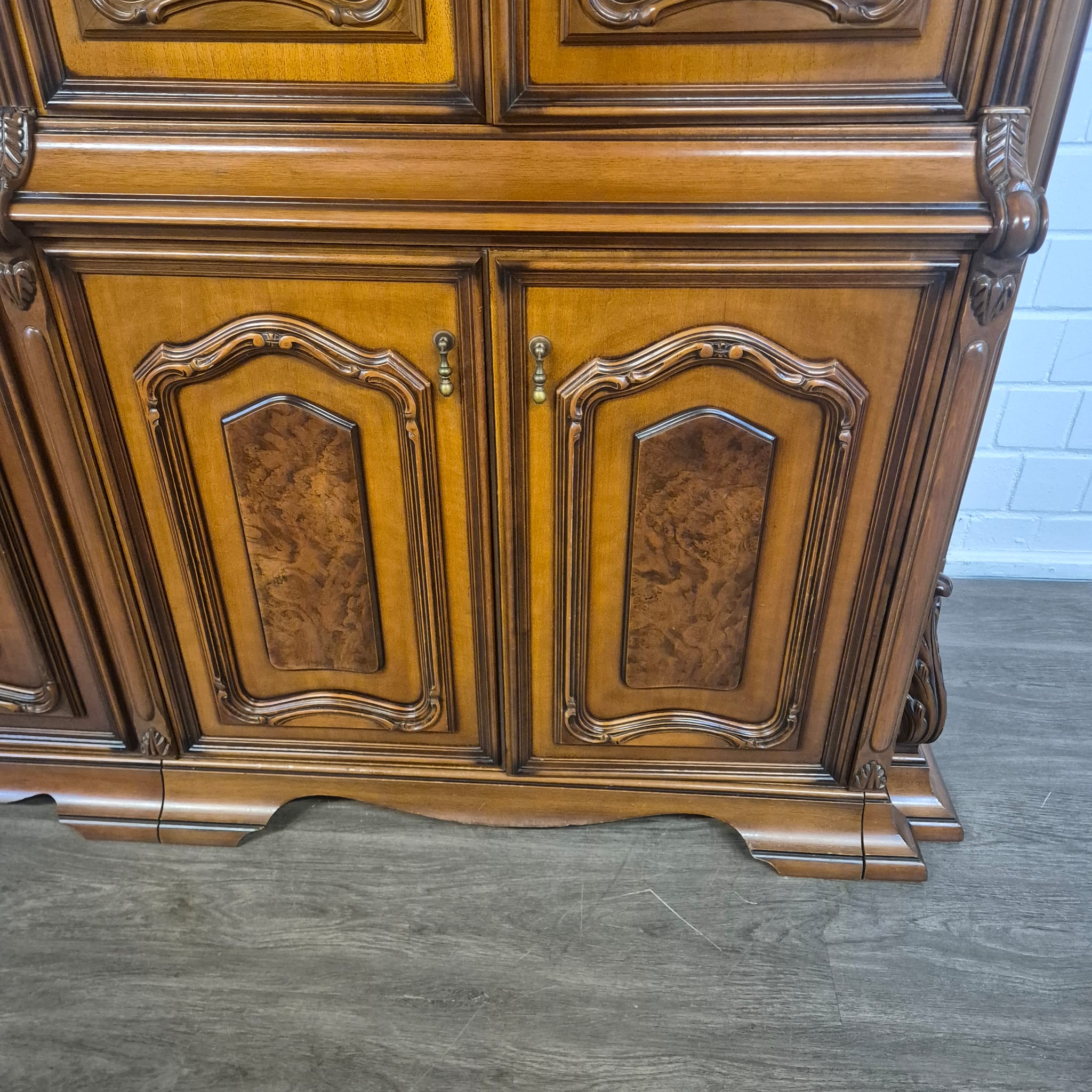 Vitrine Schrank Neubarock Nussbaum 1,78 m – Bild 14