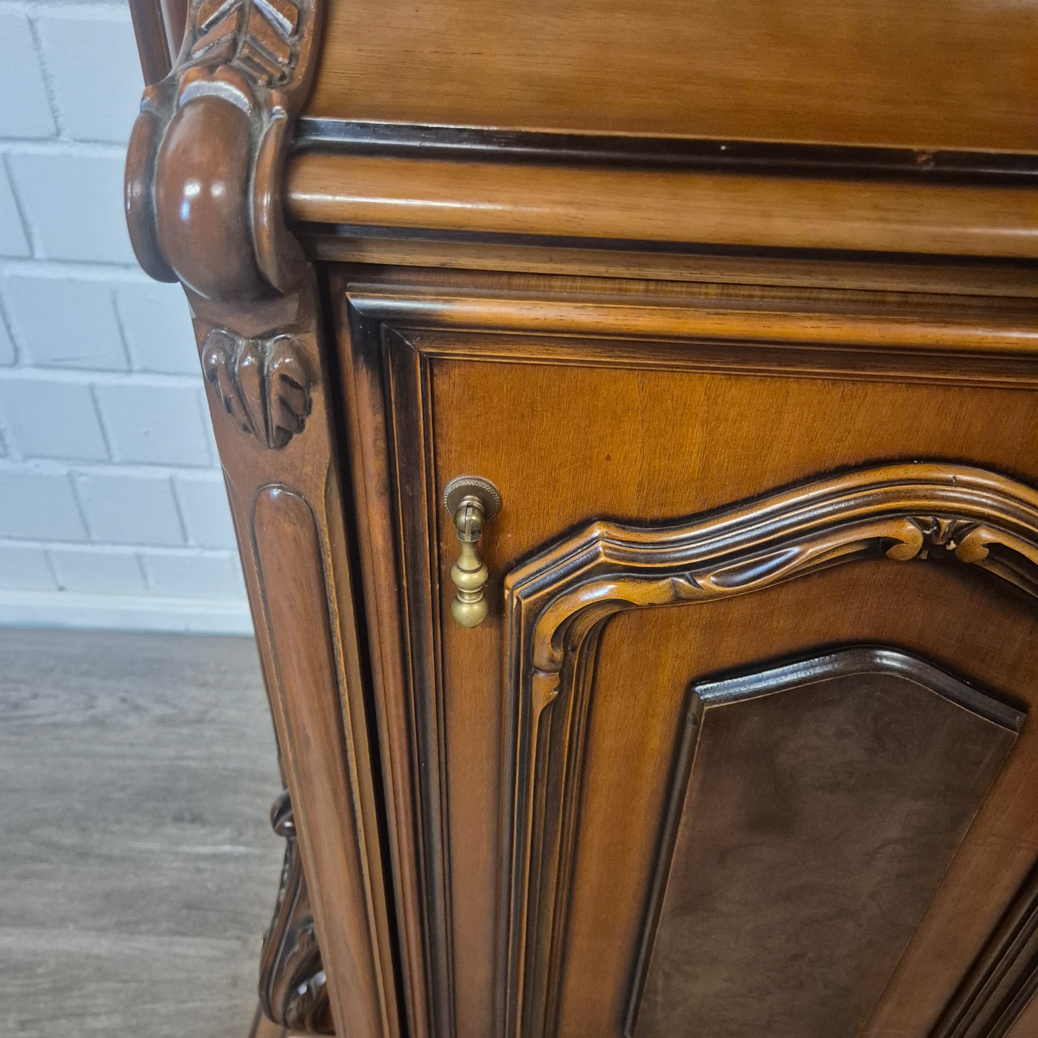 Vitrine Schrank Neubarock Nussbaum 1,78 m – Bild 11