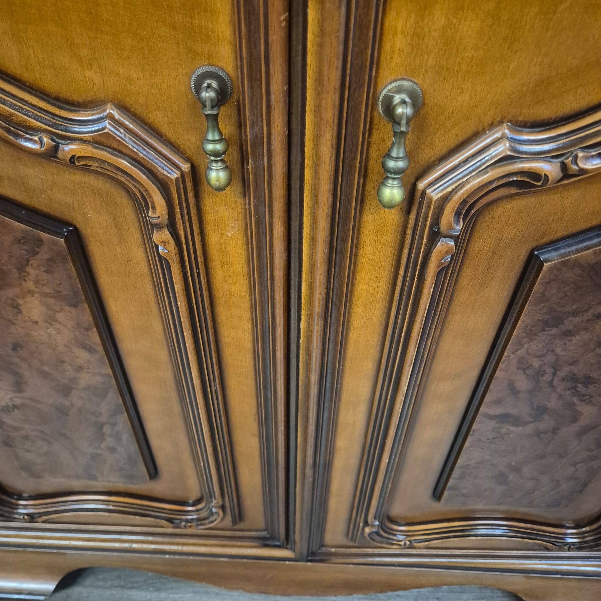 Vitrine Schrank Neubarock Nussbaum 1,78 m – Bild 13