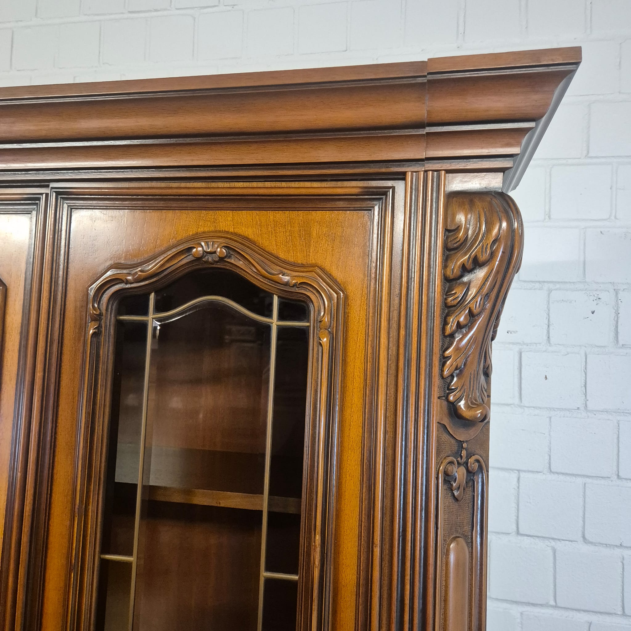 Vitrine Schrank Neubarock Nussbaum 1,78 m – Bild 15