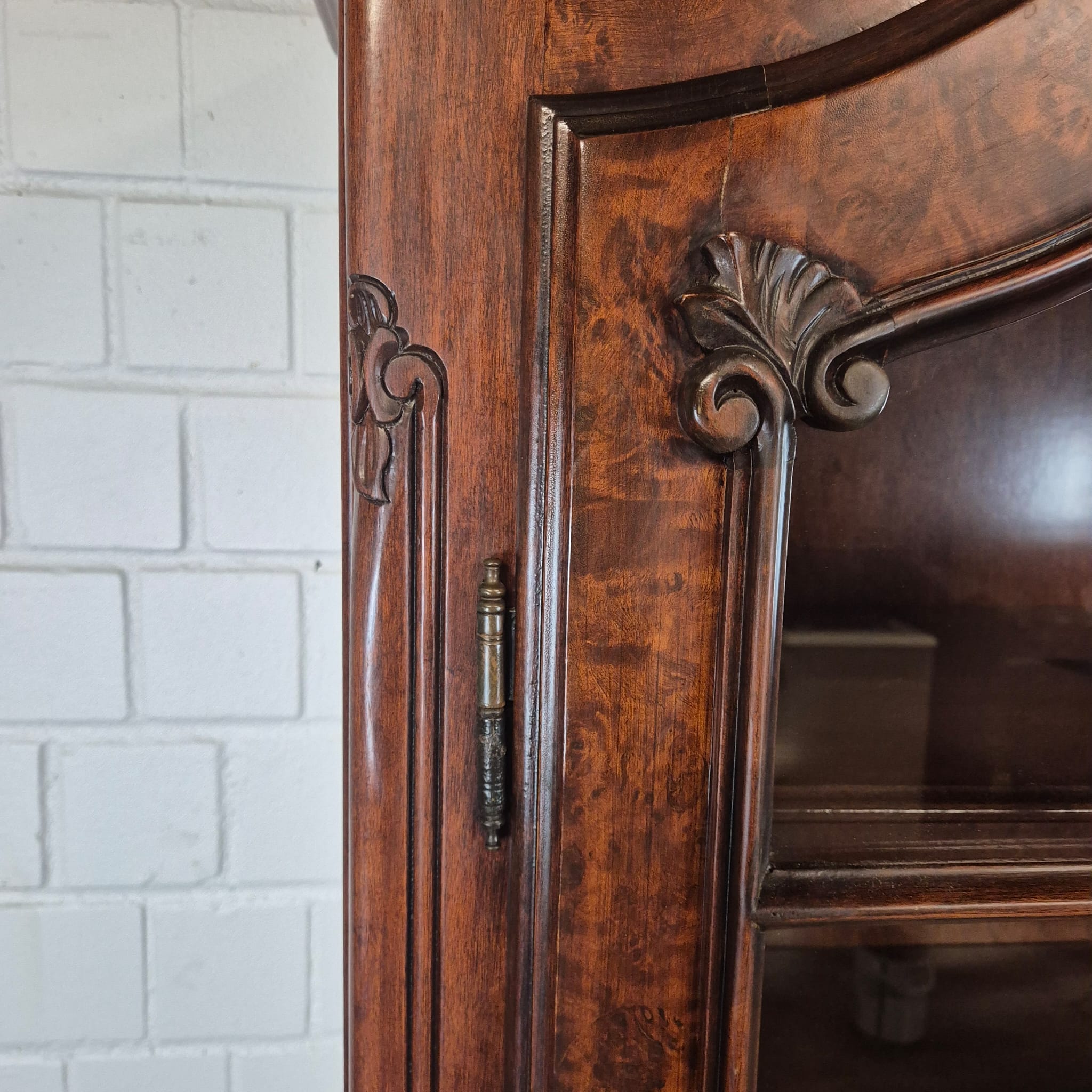 Vitrine Schrank Neubarock Nussbaum 1,27 m – Bild 7