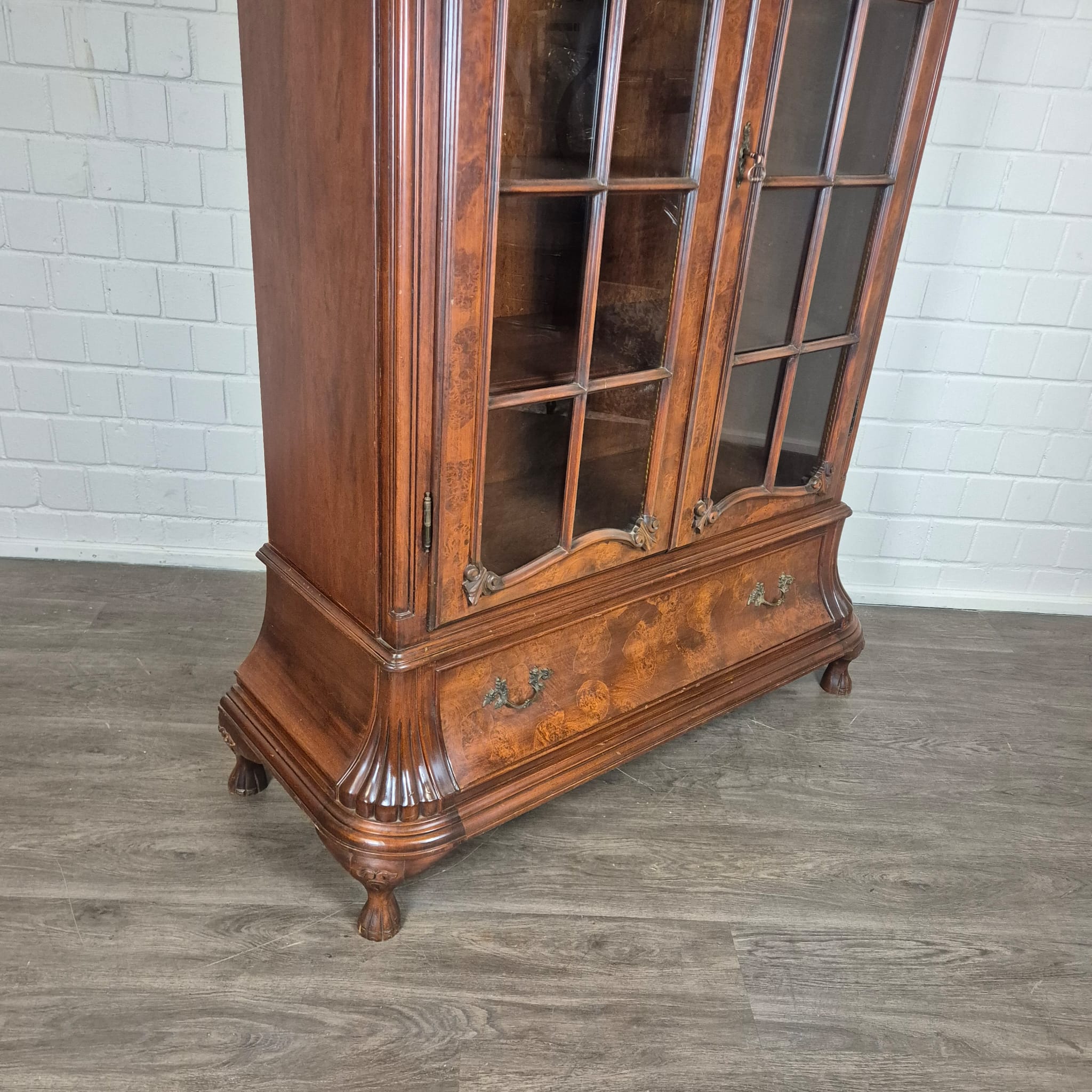 Vitrine Schrank Neubarock Nussbaum 1,27 m – Bild 12