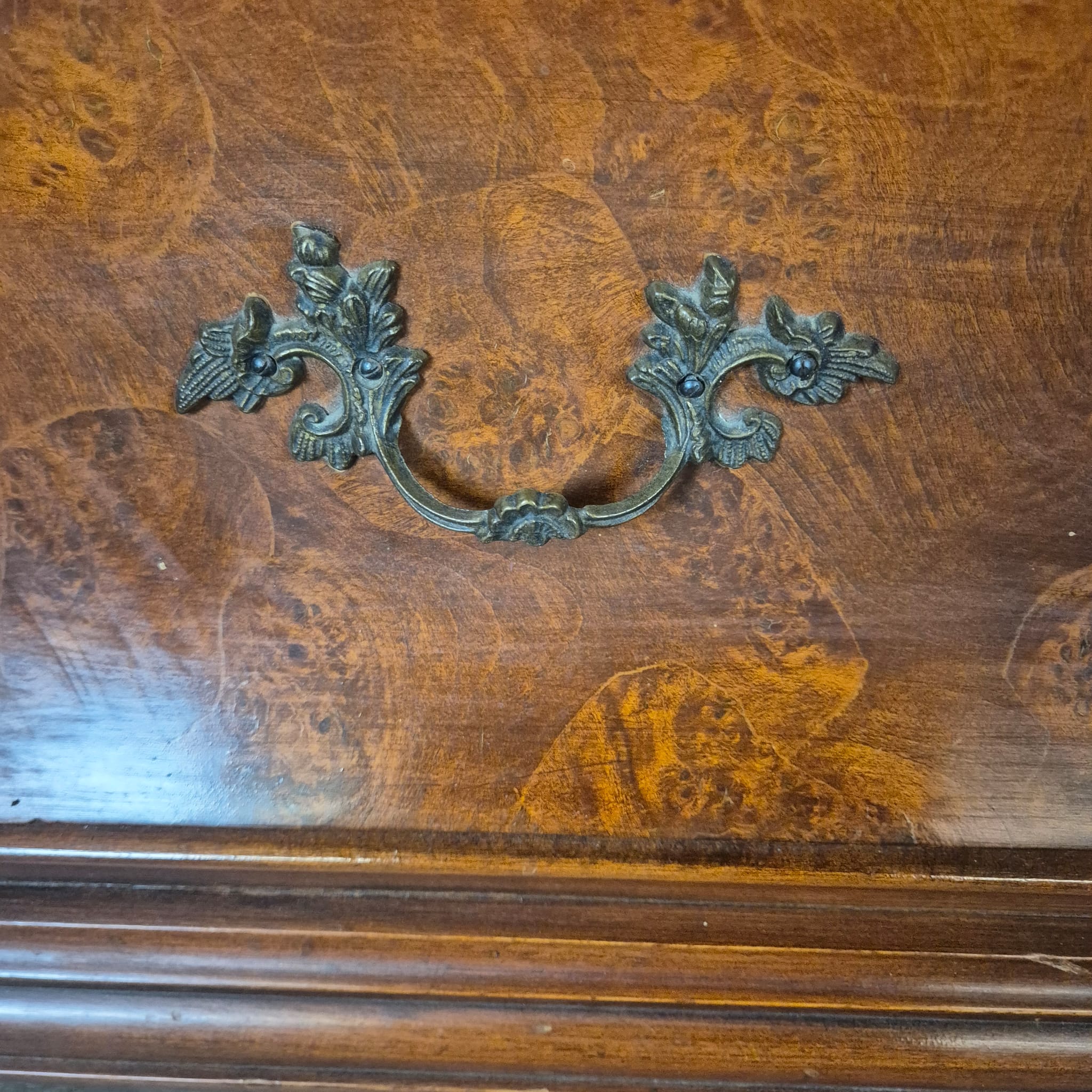 Vitrine Schrank Neubarock Nussbaum 1,27 m – Bild 10