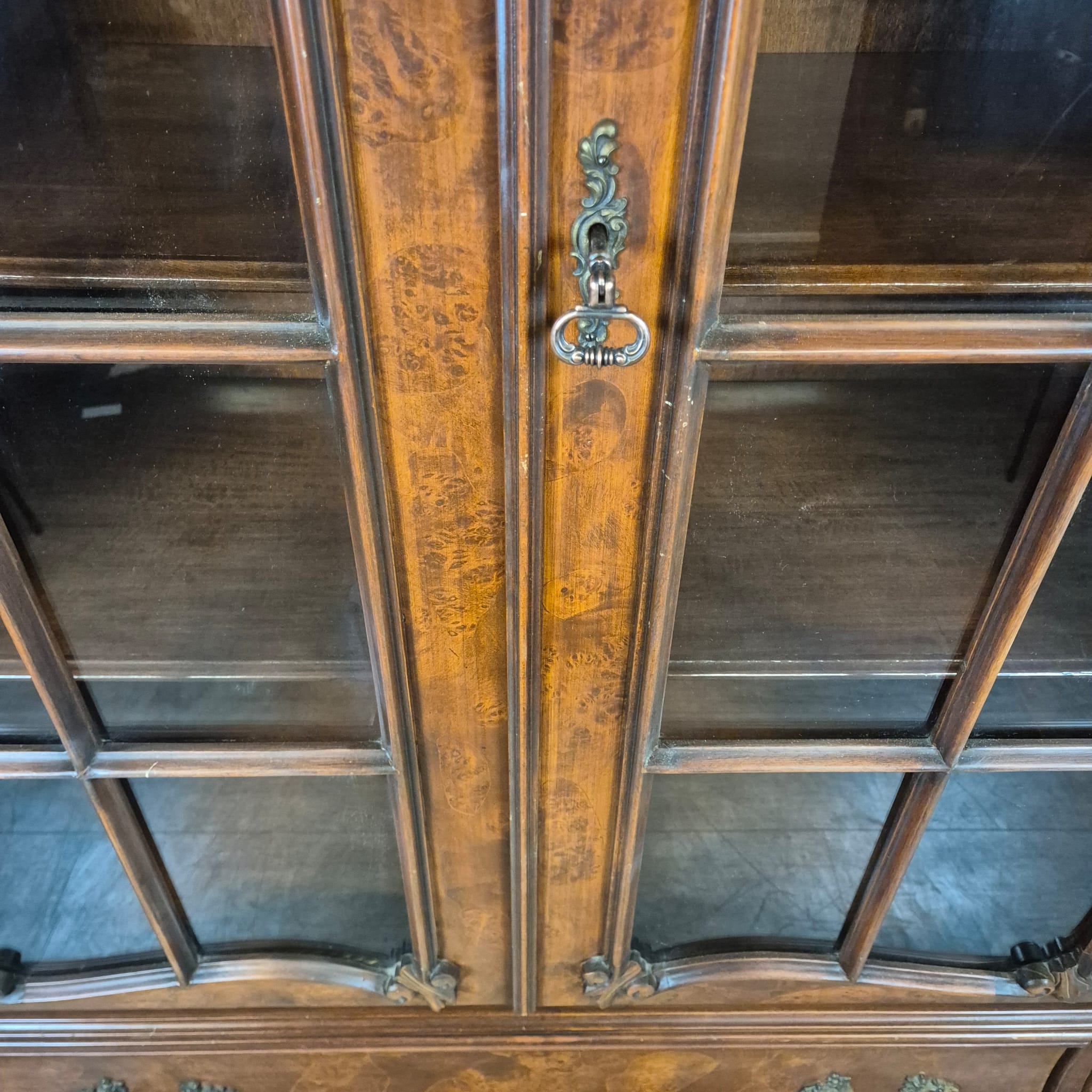 Vitrine Schrank Neubarock Nussbaum 1,27 m – Bild 9