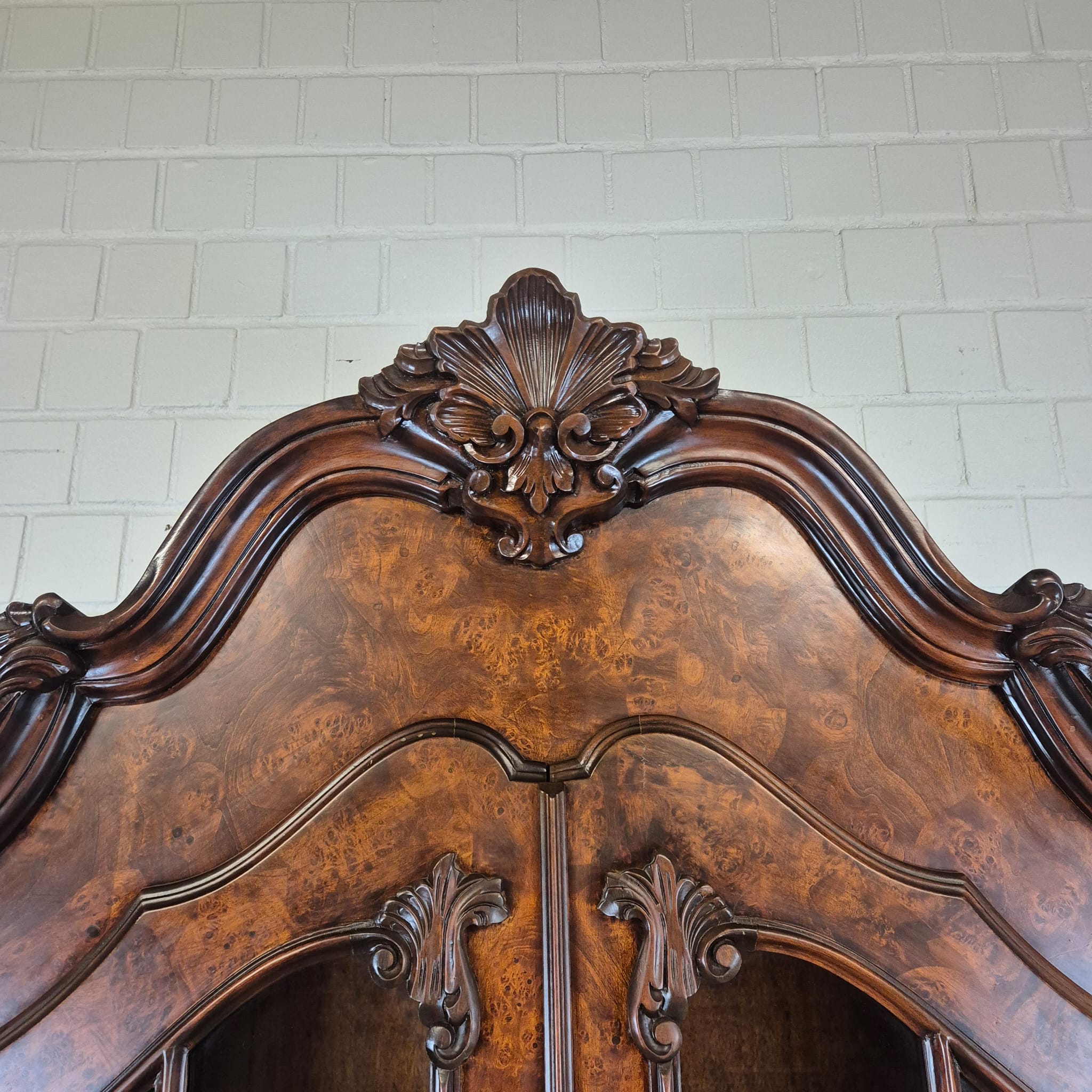 Vitrine Schrank Neubarock Nussbaum 1,27 m – Bild 6