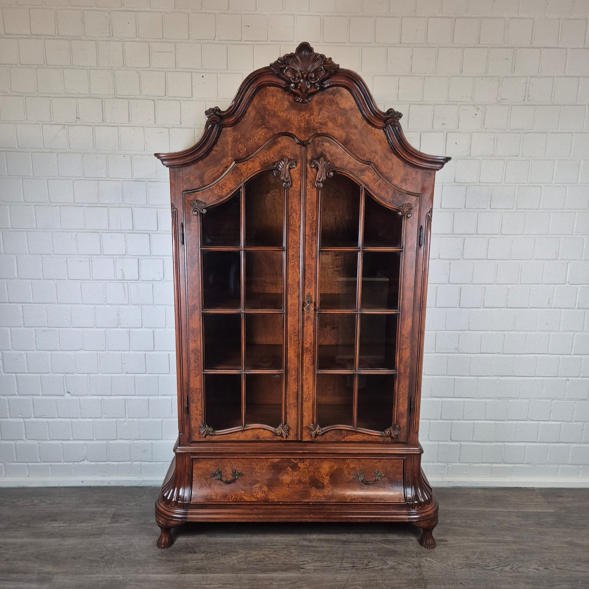 Vitrine Schrank Neubarock Nussbaum 1,27 m – Bild 3