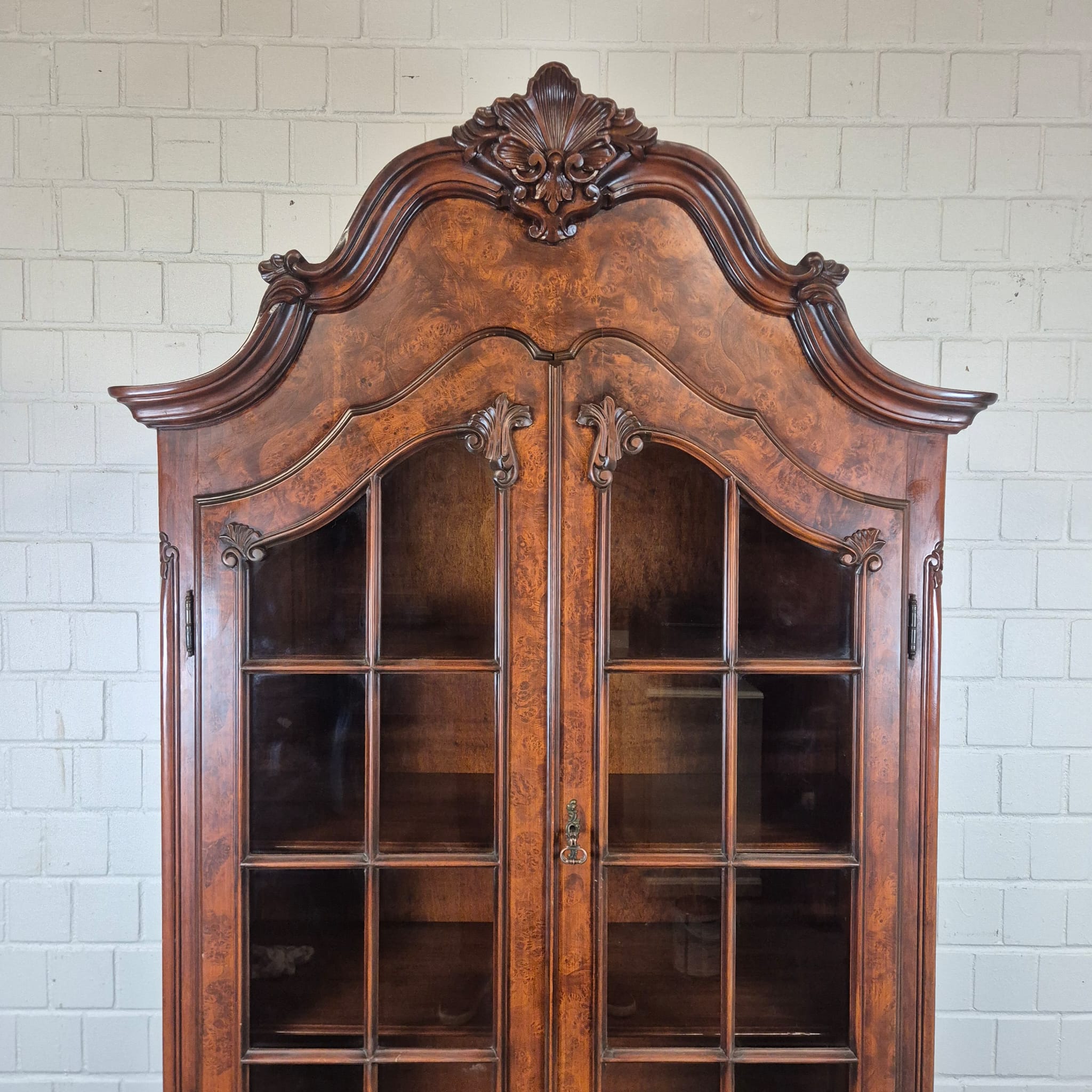 Vitrine Schrank Neubarock Nussbaum 1,27 m – Bild 5