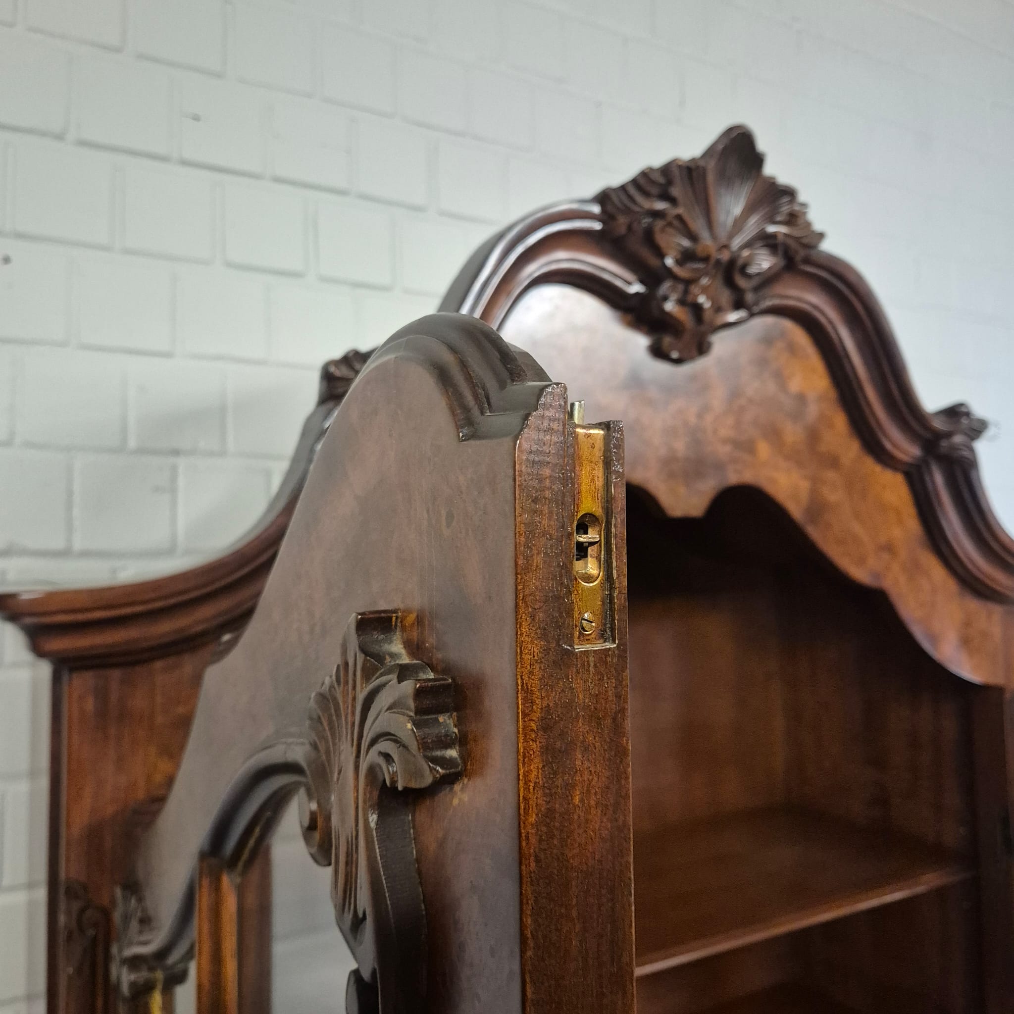 Vitrine Schrank Neubarock Nussbaum 1,27 m – Bild 15