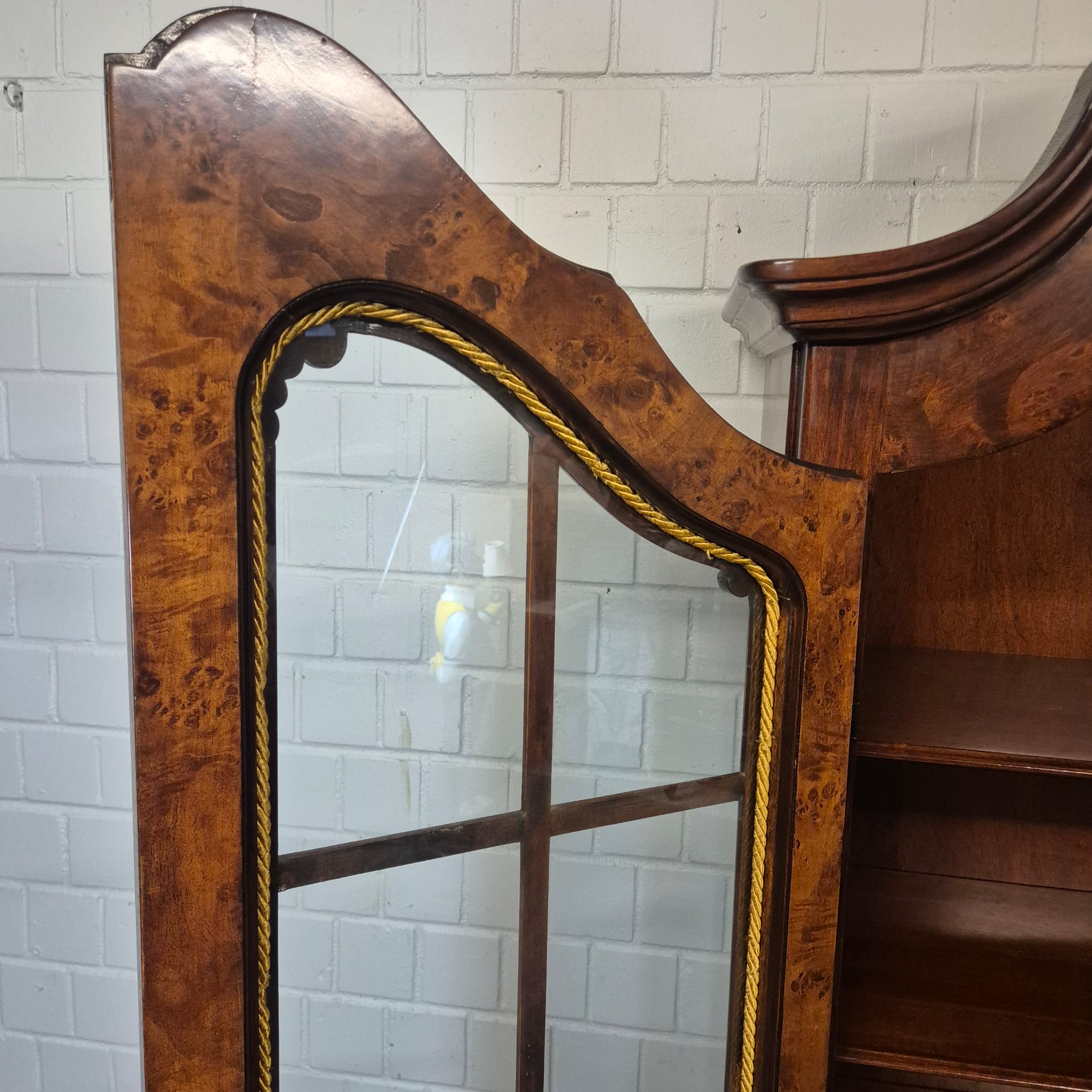 Vitrine Schrank Neubarock Nussbaum 1,27 m – Bild 16
