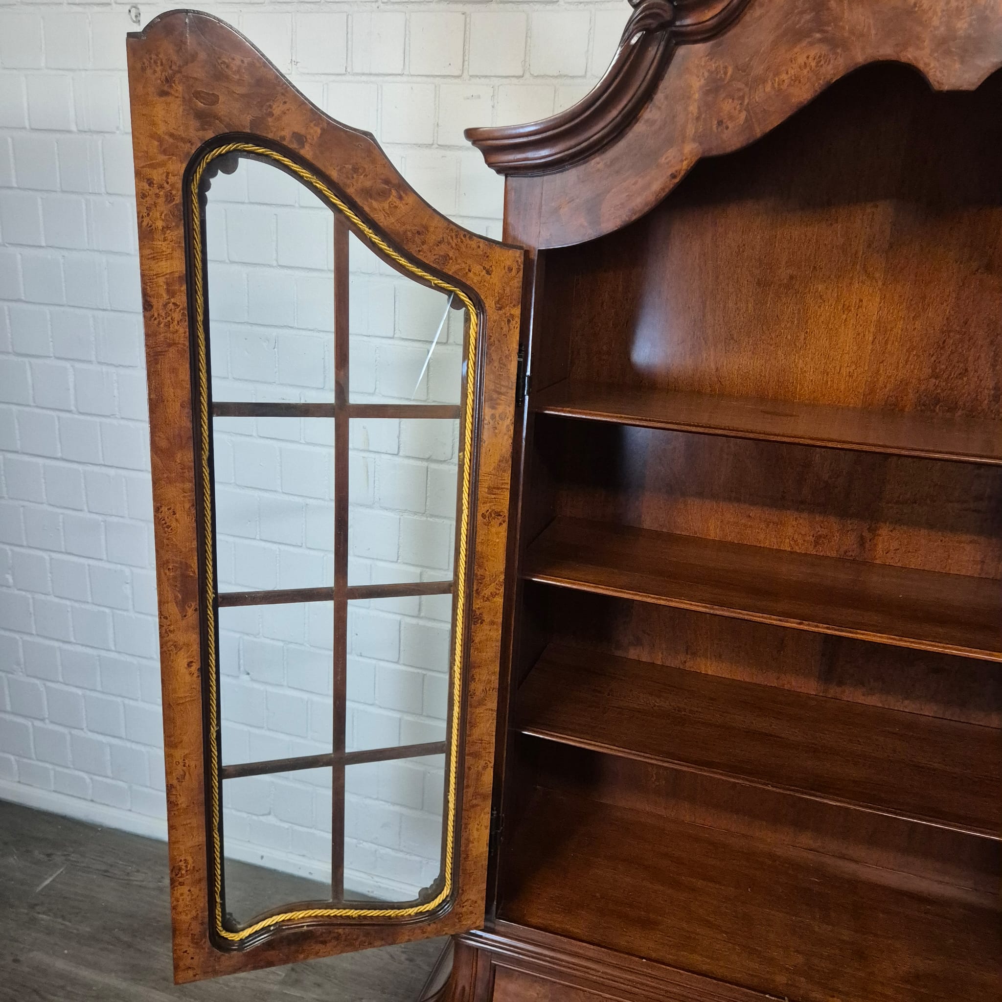 Vitrine Schrank Neubarock Nussbaum 1,27 m – Bild 17