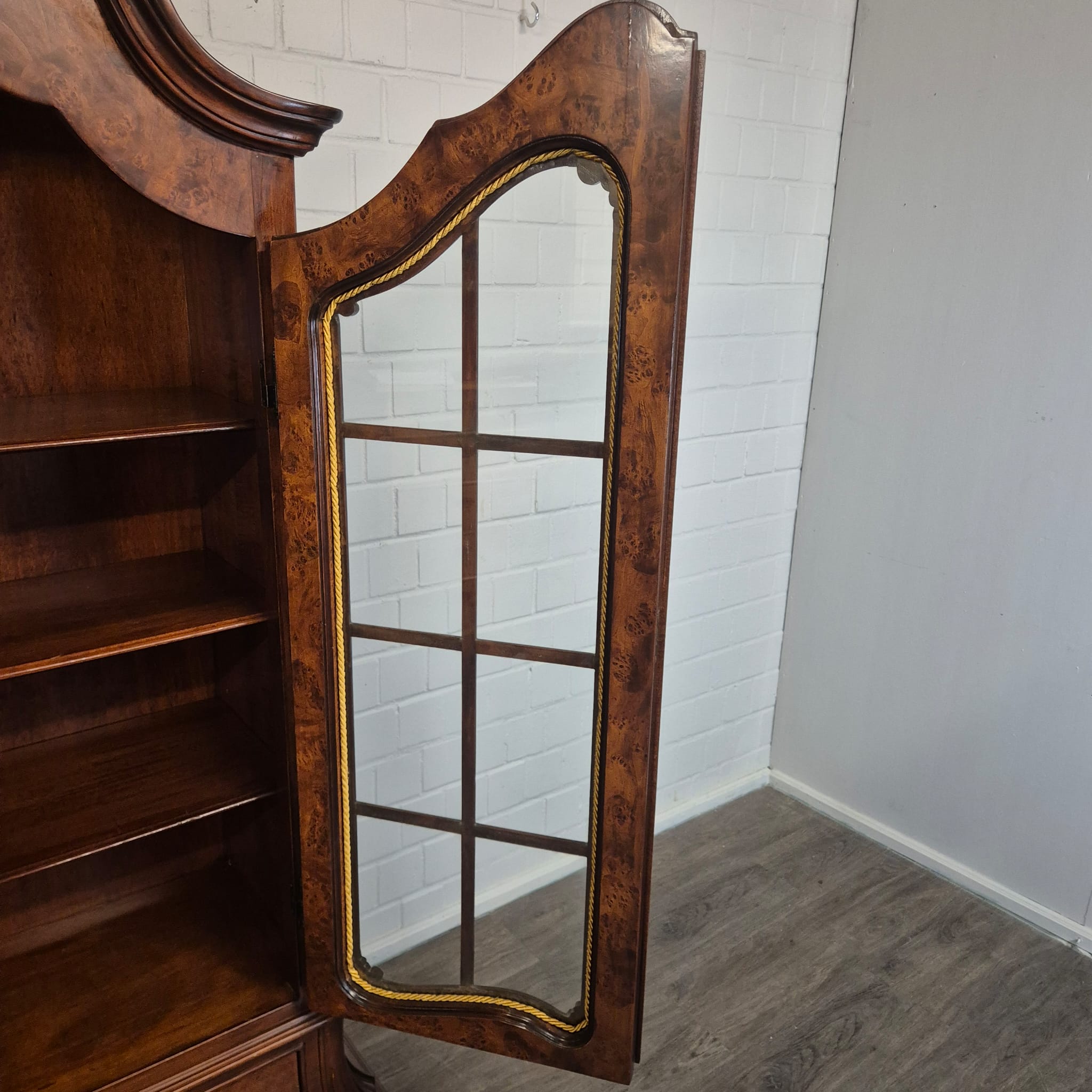 Vitrine Schrank Neubarock Nussbaum 1,27 m – Bild 19
