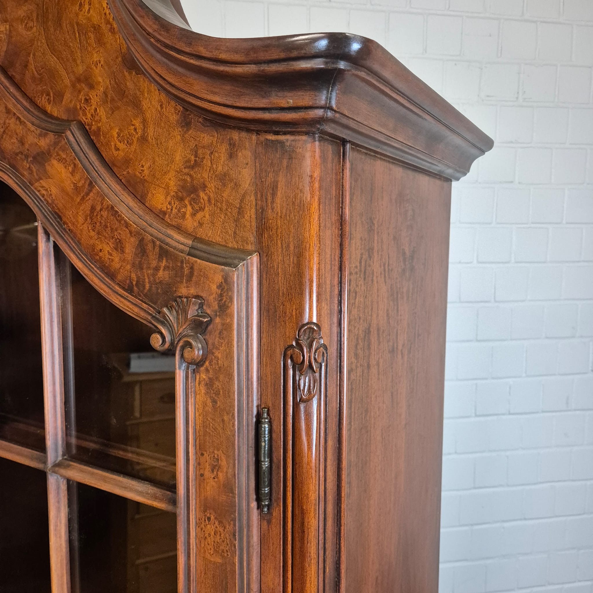 Vitrine Schrank Neubarock Nussbaum 1,27 m – Bild 8