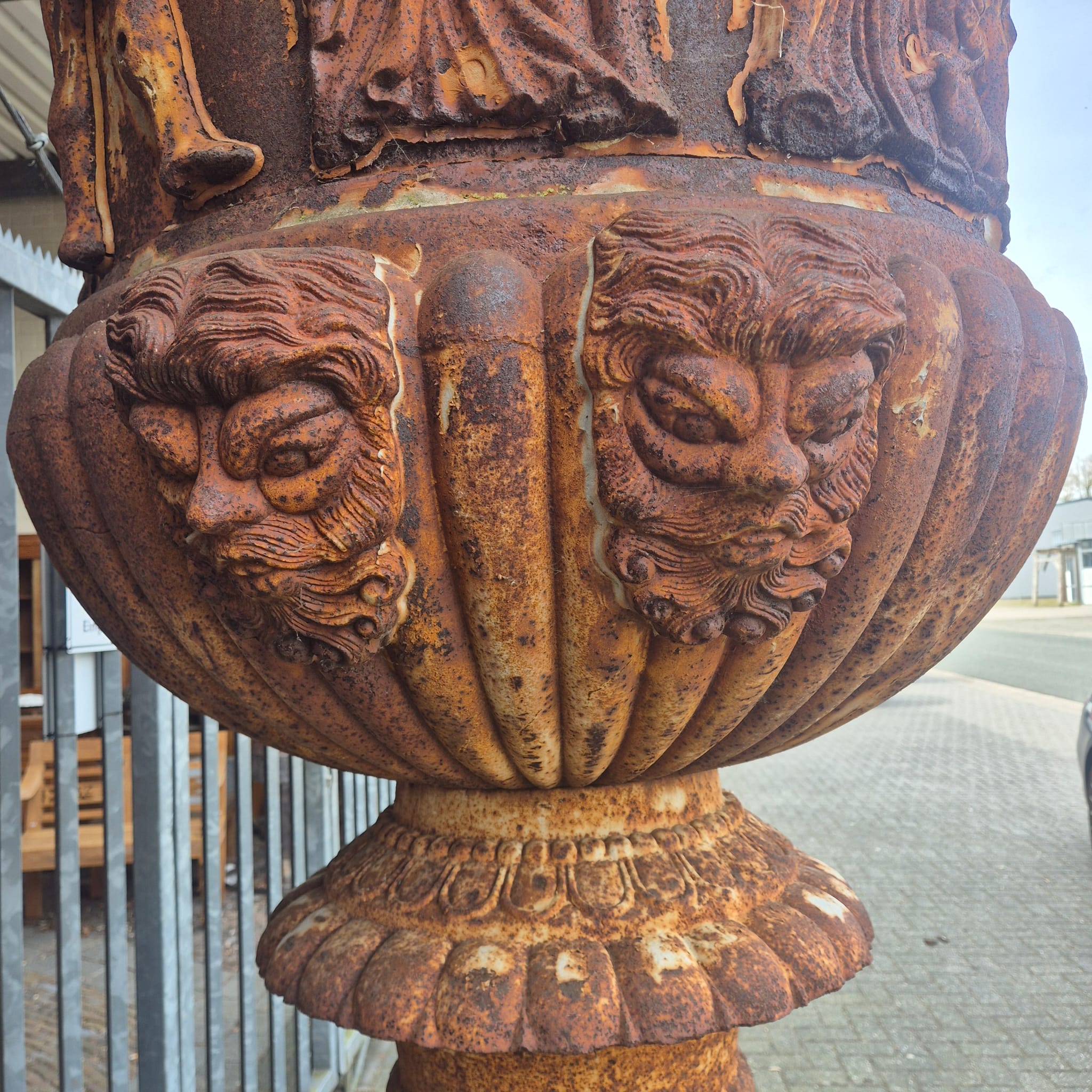 Vase auf Sockel Gusseisen 2,70 m – Bild 11