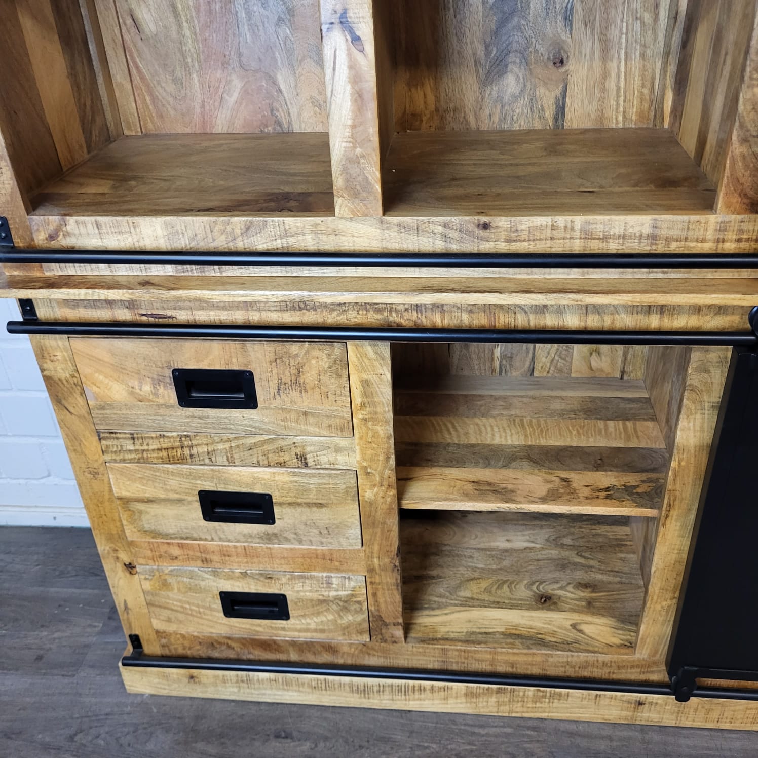 Vitrine Bücherschrank Mangoholz 1,60 m – Bild 17