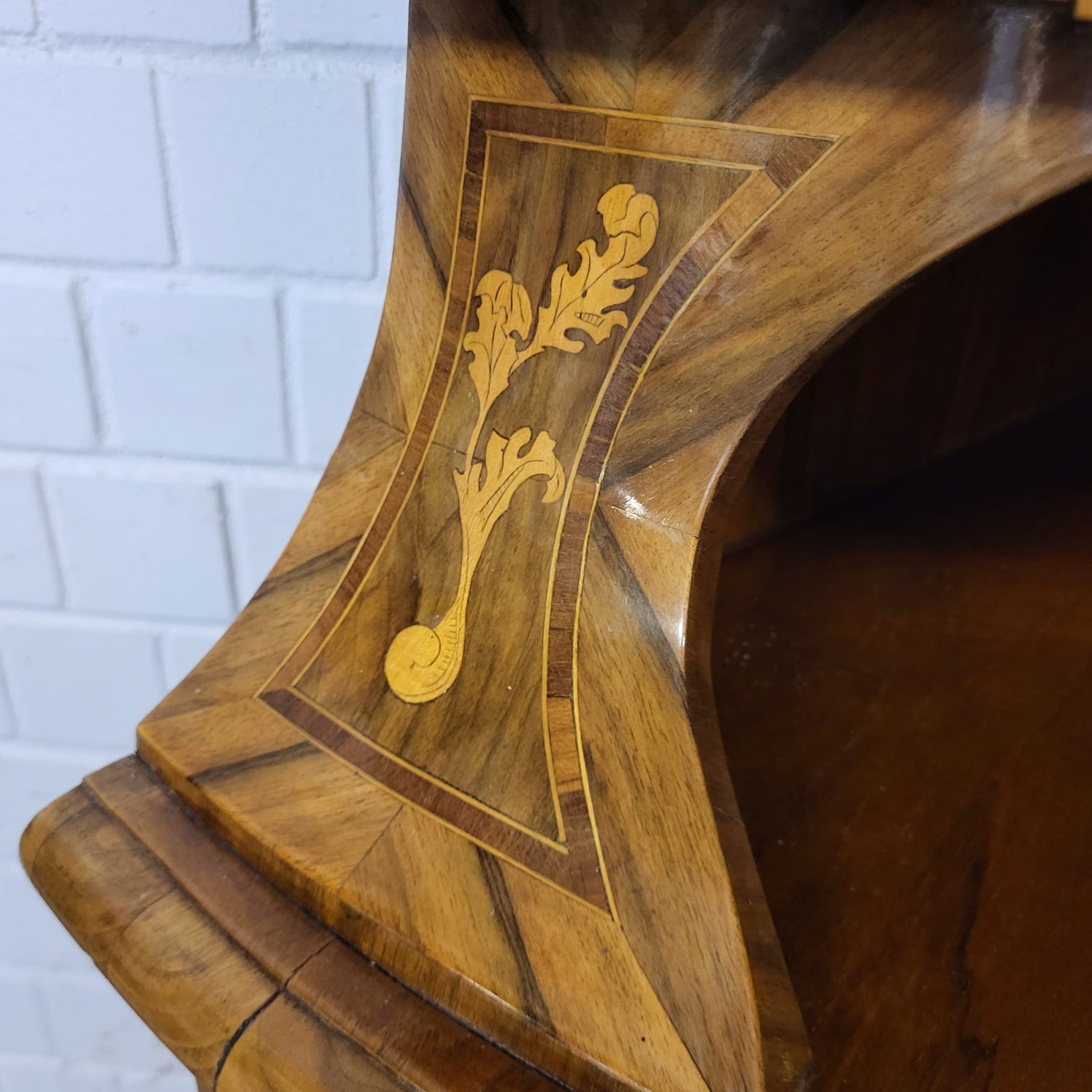 Eckschrank Eckvitrine Barock 1780 Nussbaum – Bild 11