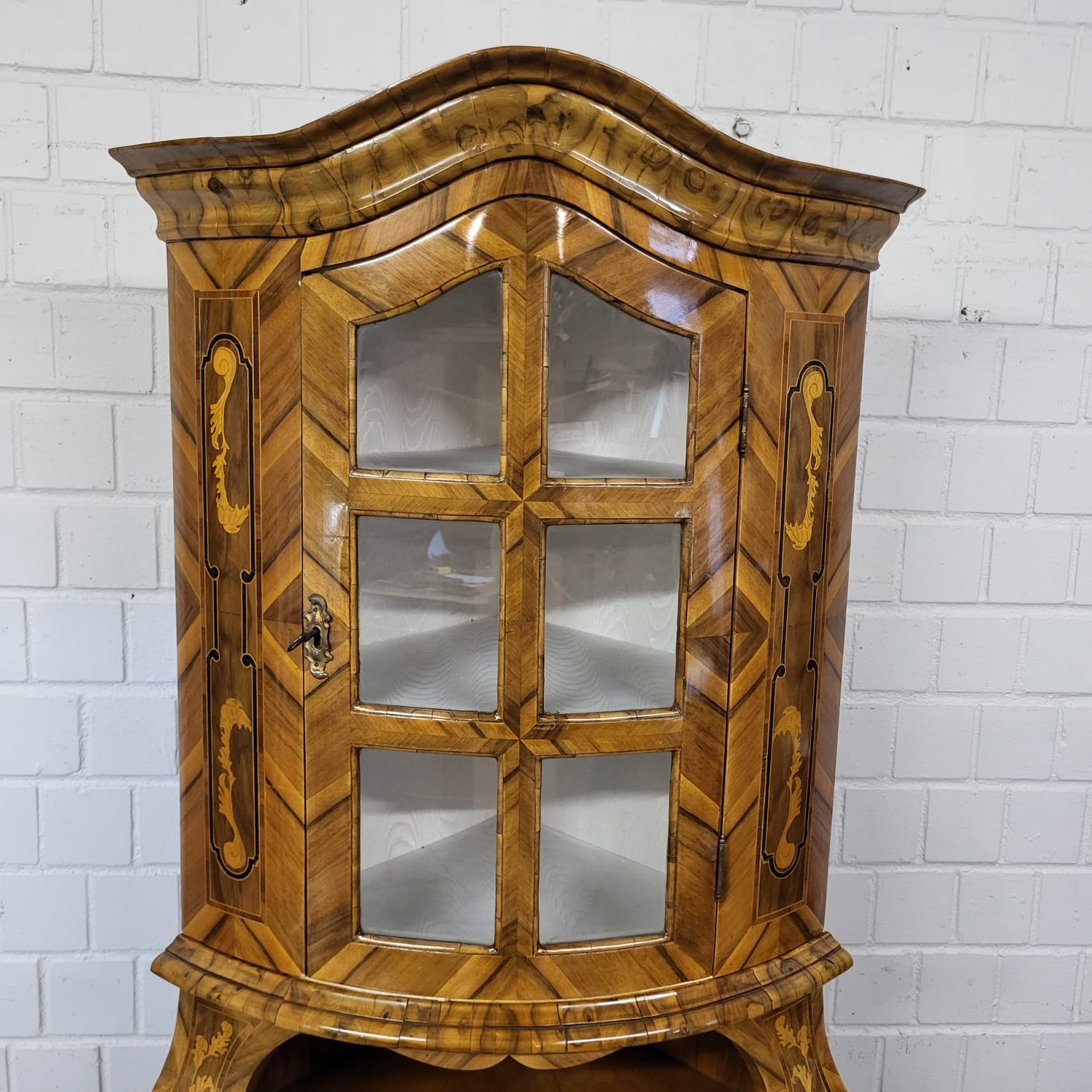 Eckschrank Eckvitrine Barock 1780 Nussbaum – Bild 7