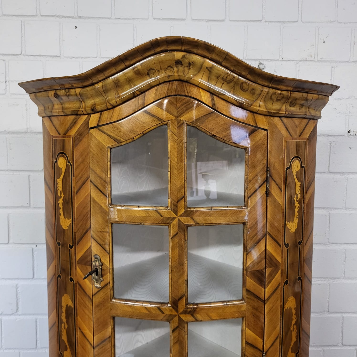 Eckschrank Eckvitrine Barock 1780 Nussbaum – Bild 8