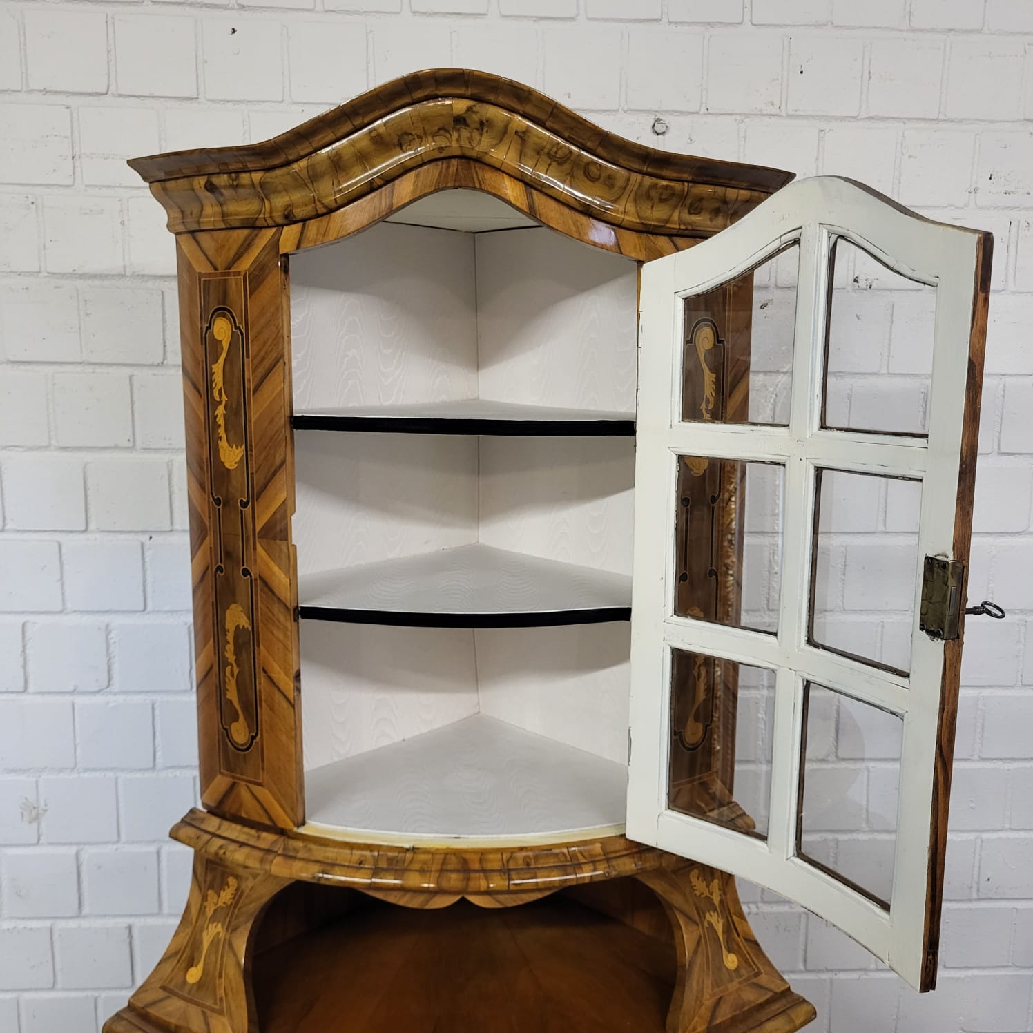 Eckschrank Eckvitrine Barock 1780 Nussbaum – Bild 17