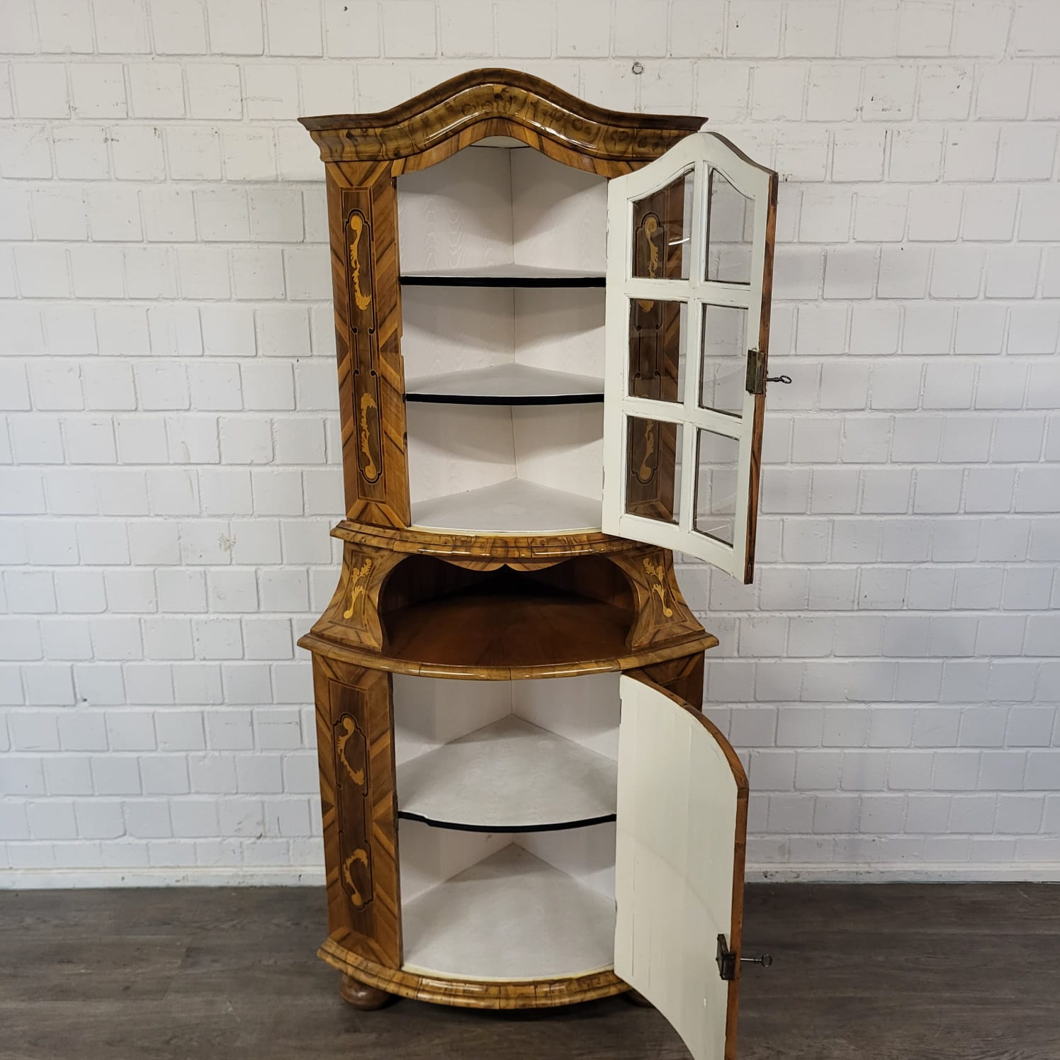 Eckschrank Eckvitrine Barock 1780 Nussbaum – Bild 18