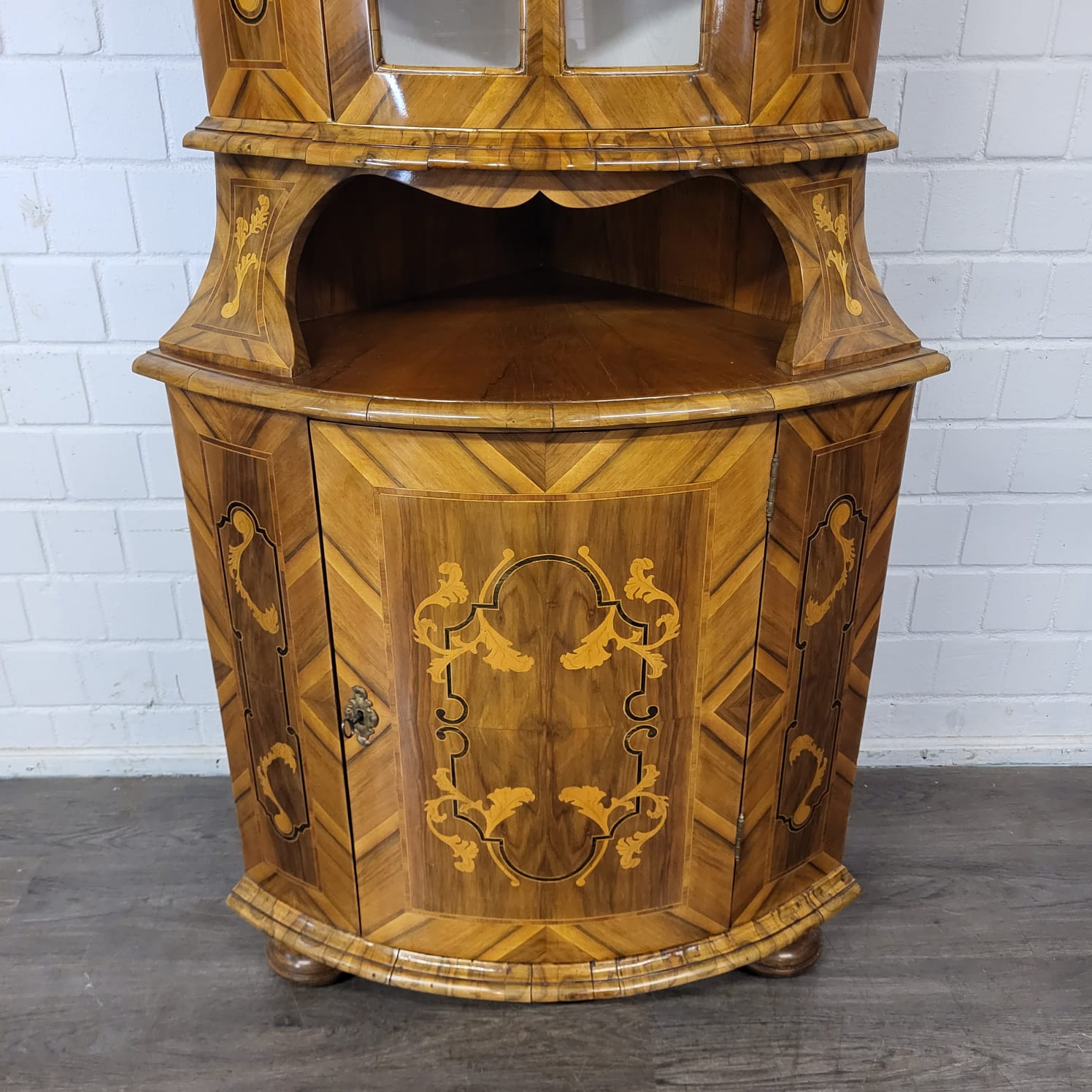 Eckschrank Eckvitrine Barock 1780 Nussbaum – Bild 13