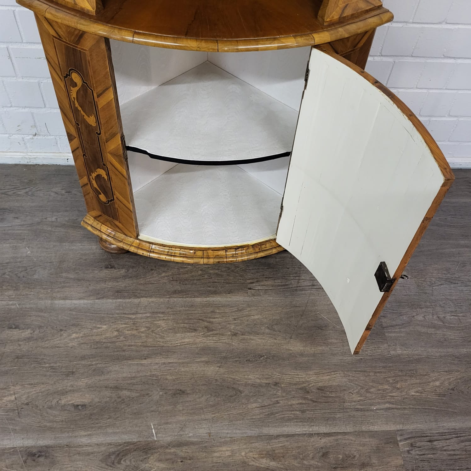 Eckschrank Eckvitrine Barock 1780 Nussbaum – Bild 19