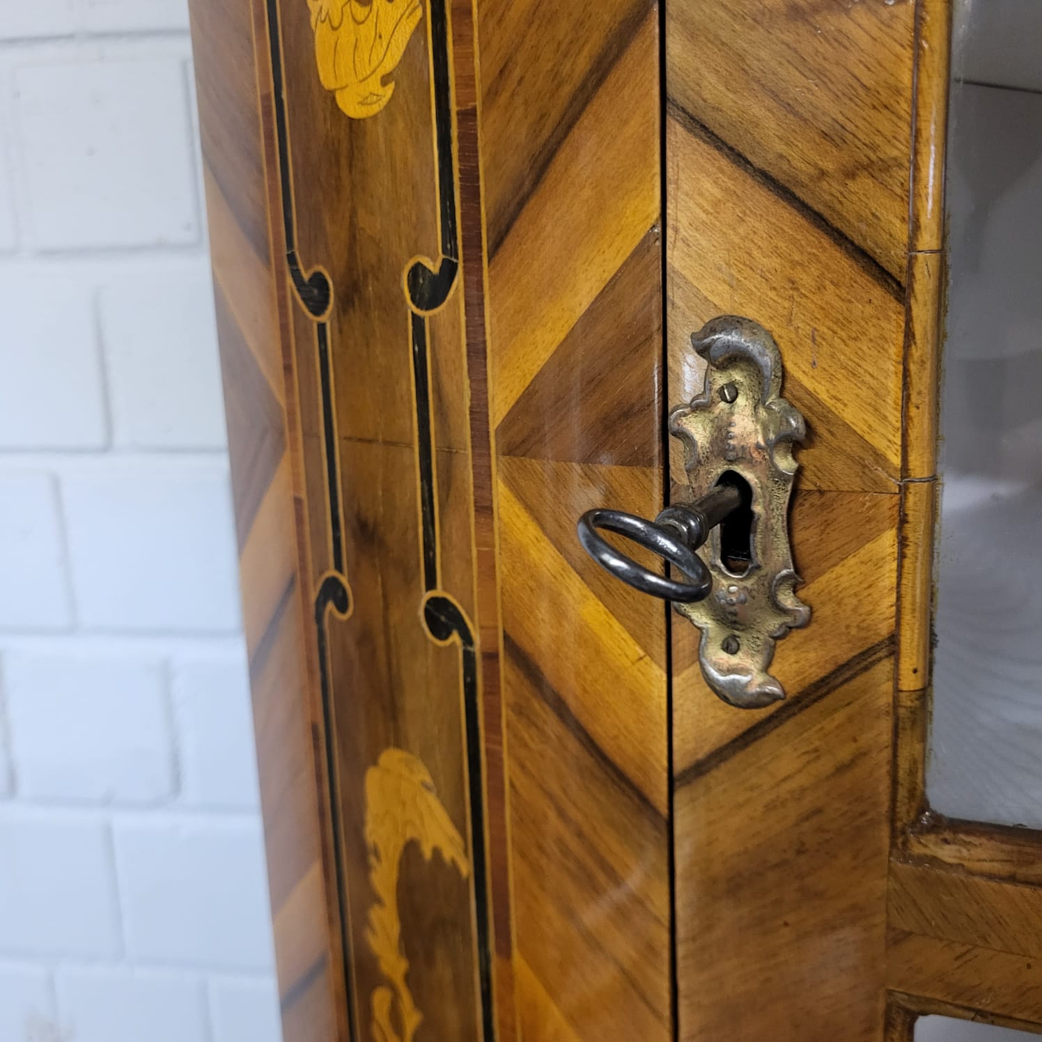 Eckschrank Eckvitrine Barock 1780 Nussbaum – Bild 9