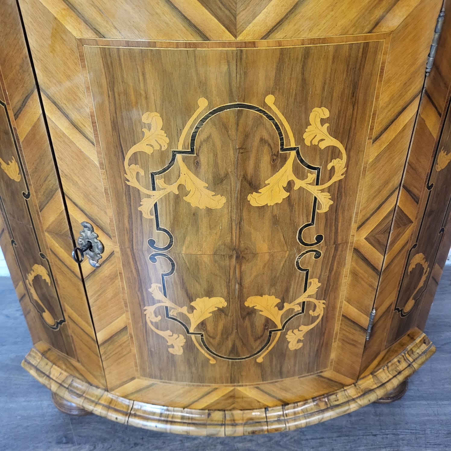 Eckschrank Eckvitrine Barock 1780 Nussbaum – Bild 14