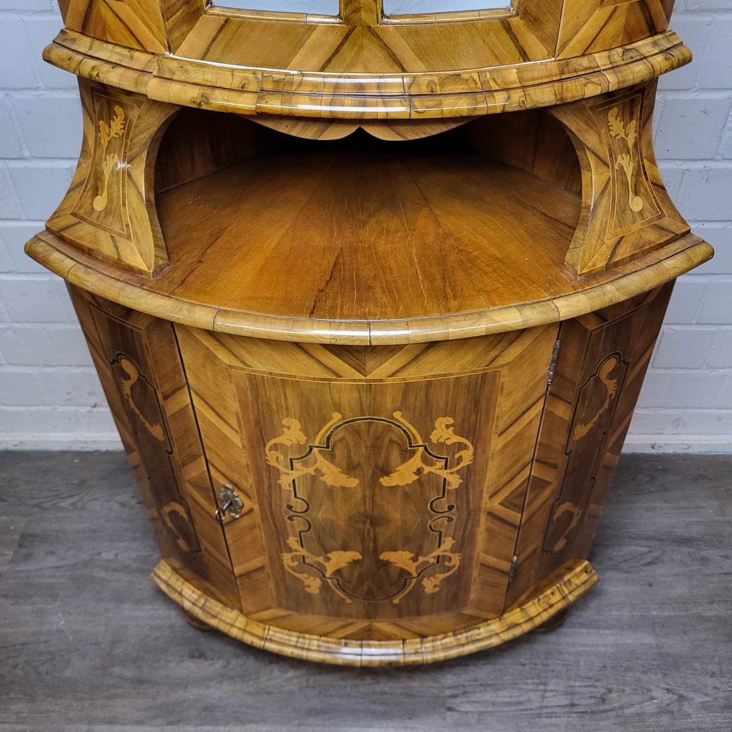 Eckschrank Eckvitrine Barock 1780 Nussbaum – Bild 10