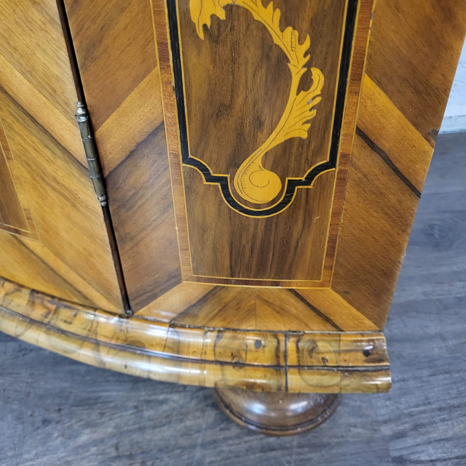 Eckschrank Eckvitrine Barock 1780 Nussbaum – Bild 16