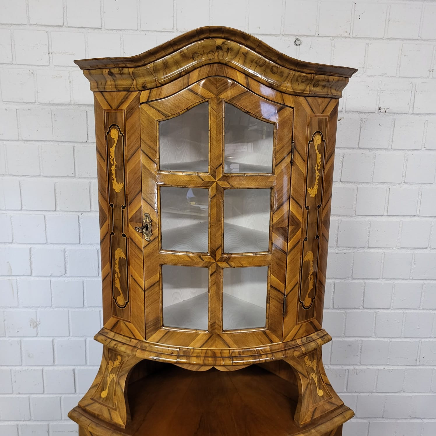 Eckschrank Eckvitrine Barock 1780 Nussbaum – Bild 6