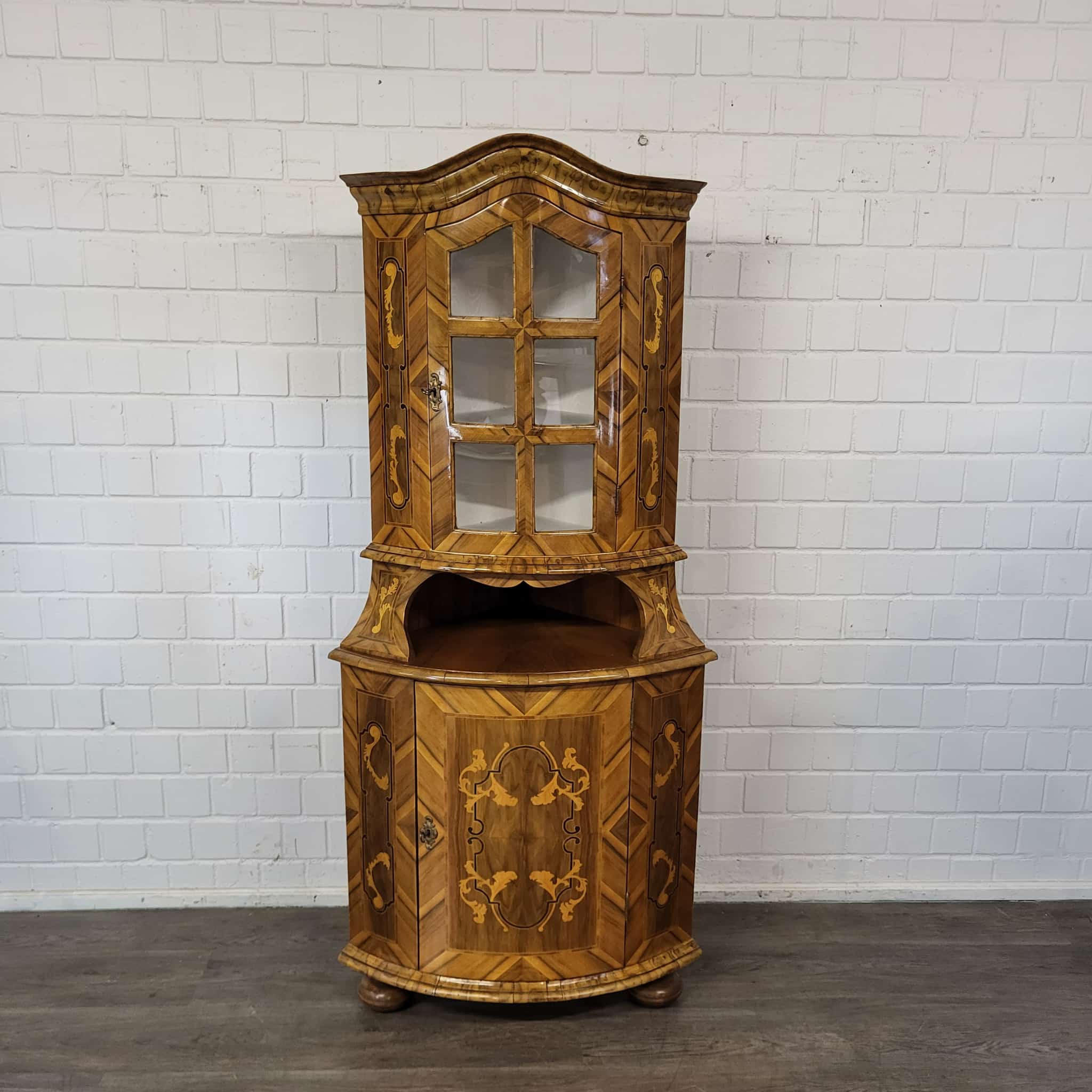 Eckschrank Eckvitrine Barock 1780 Nussbaum – Bild 3