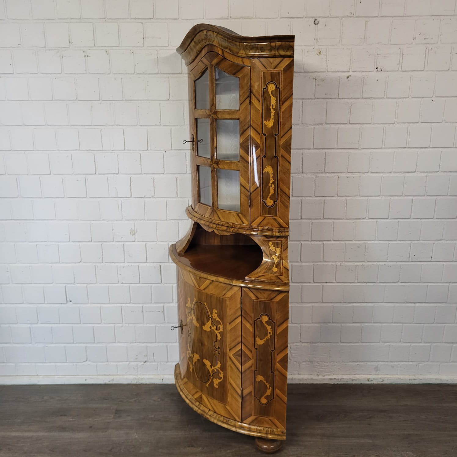 Eckschrank Eckvitrine Barock 1780 Nussbaum – Bild 5