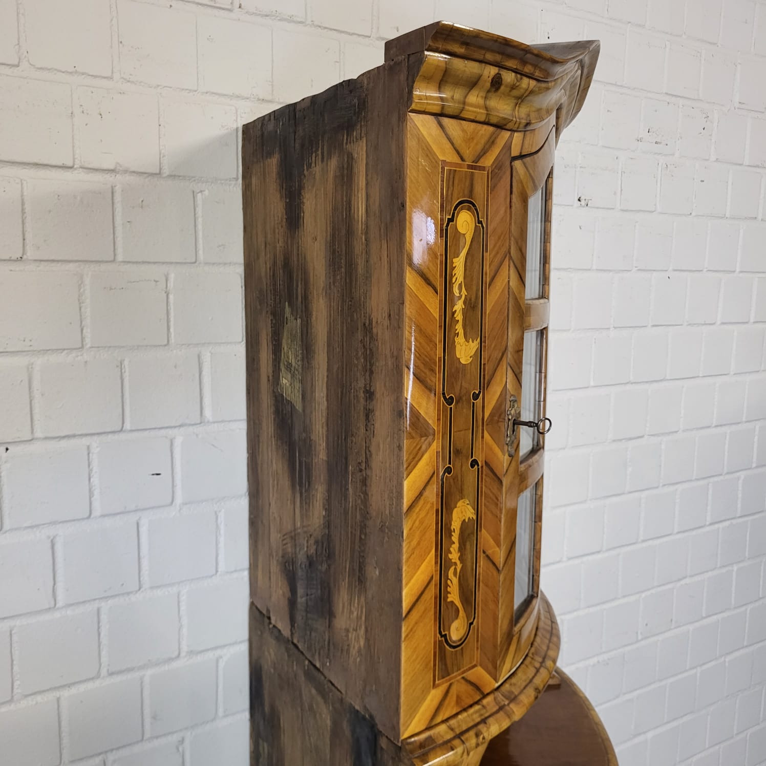Eckschrank Eckvitrine Barock 1780 Nussbaum – Bild 21