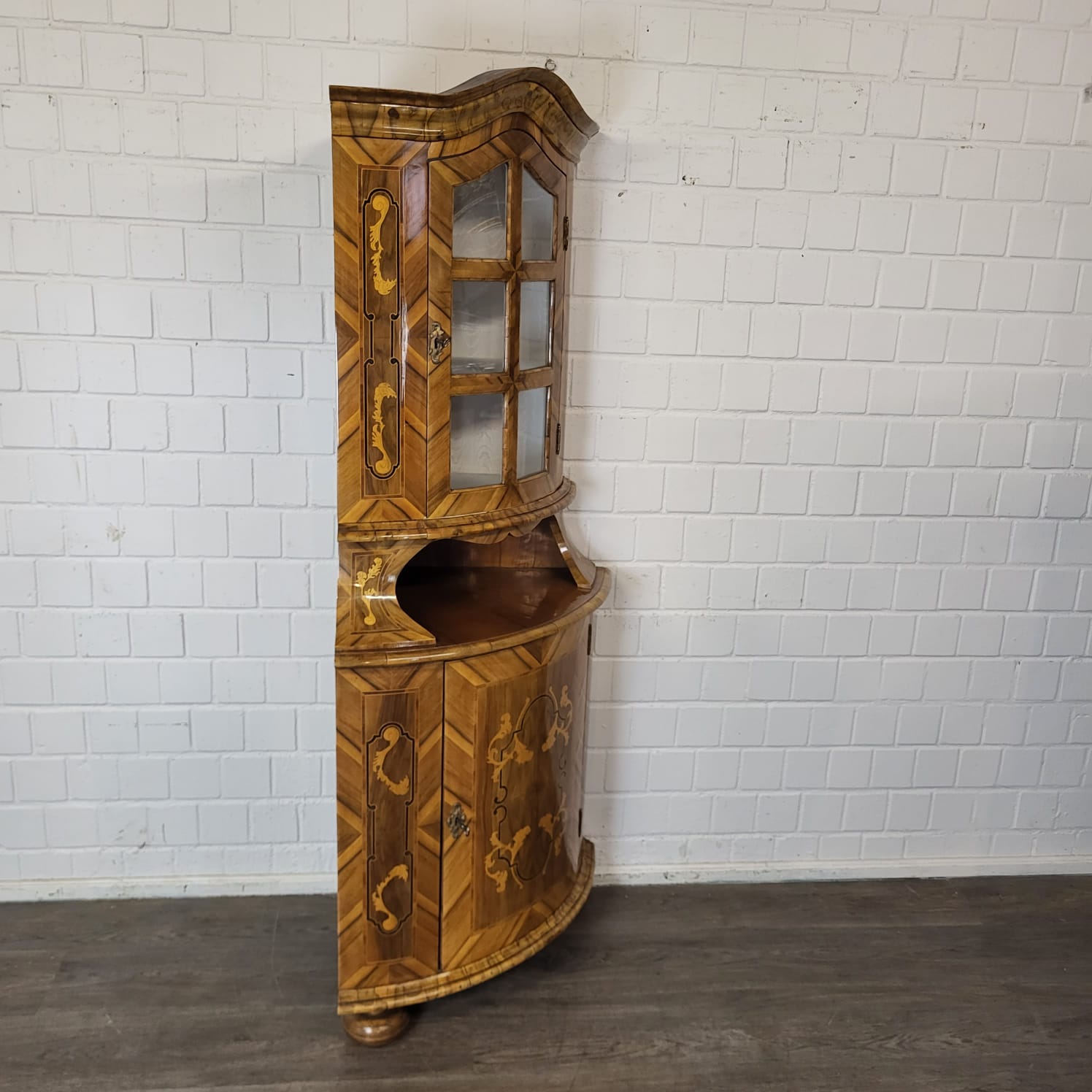 Eckschrank Eckvitrine Barock 1780 Nussbaum – Bild 4