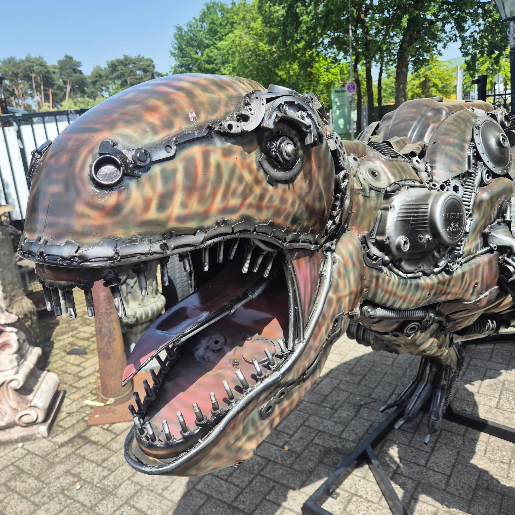 Skulptur Eri Sudarmono Dinosaurier T-Rex Stahl 3,88 m – Bild 5