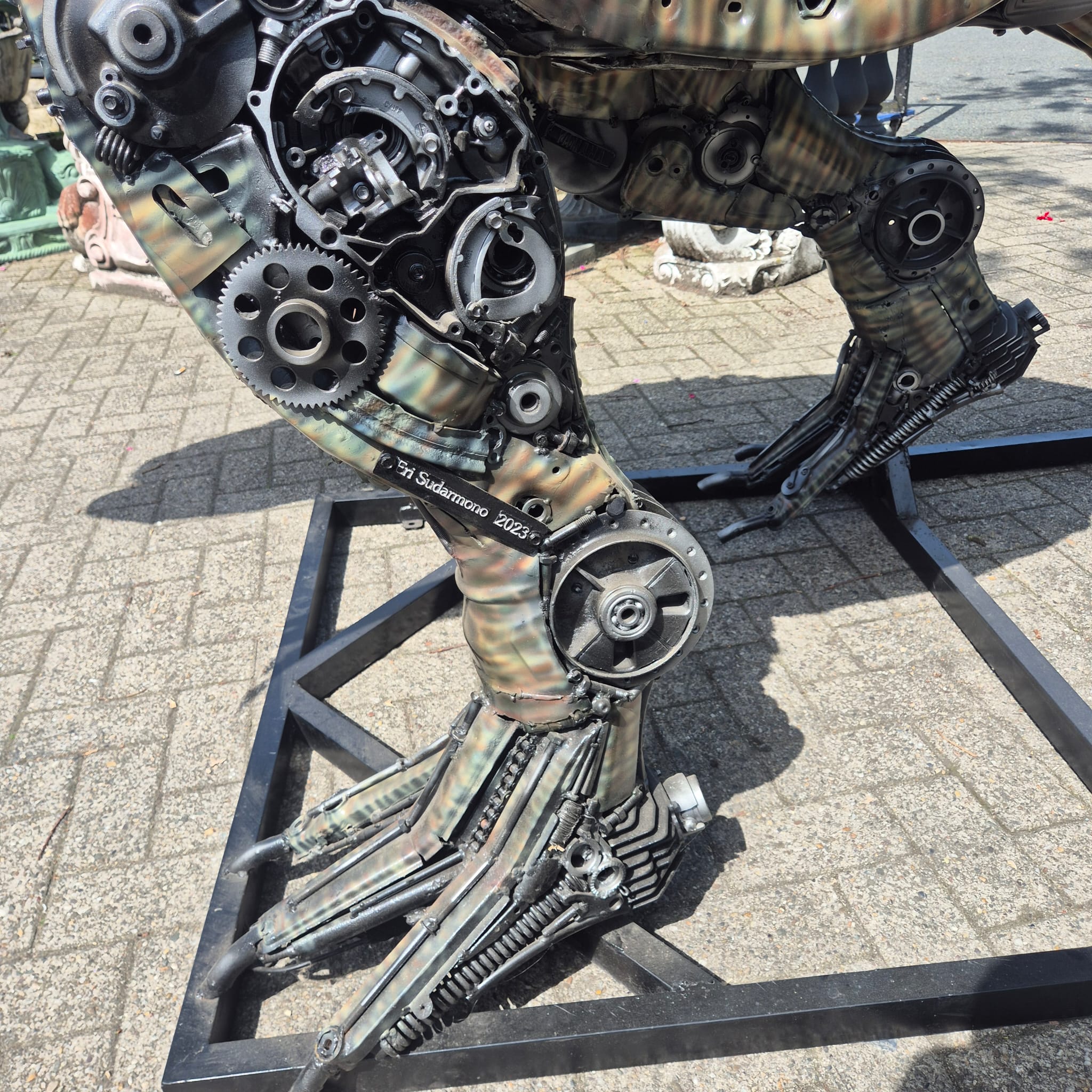 Skulptur Eri Sudarmono Dinosaurier T-Rex Stahl 3,88 m – Bild 9