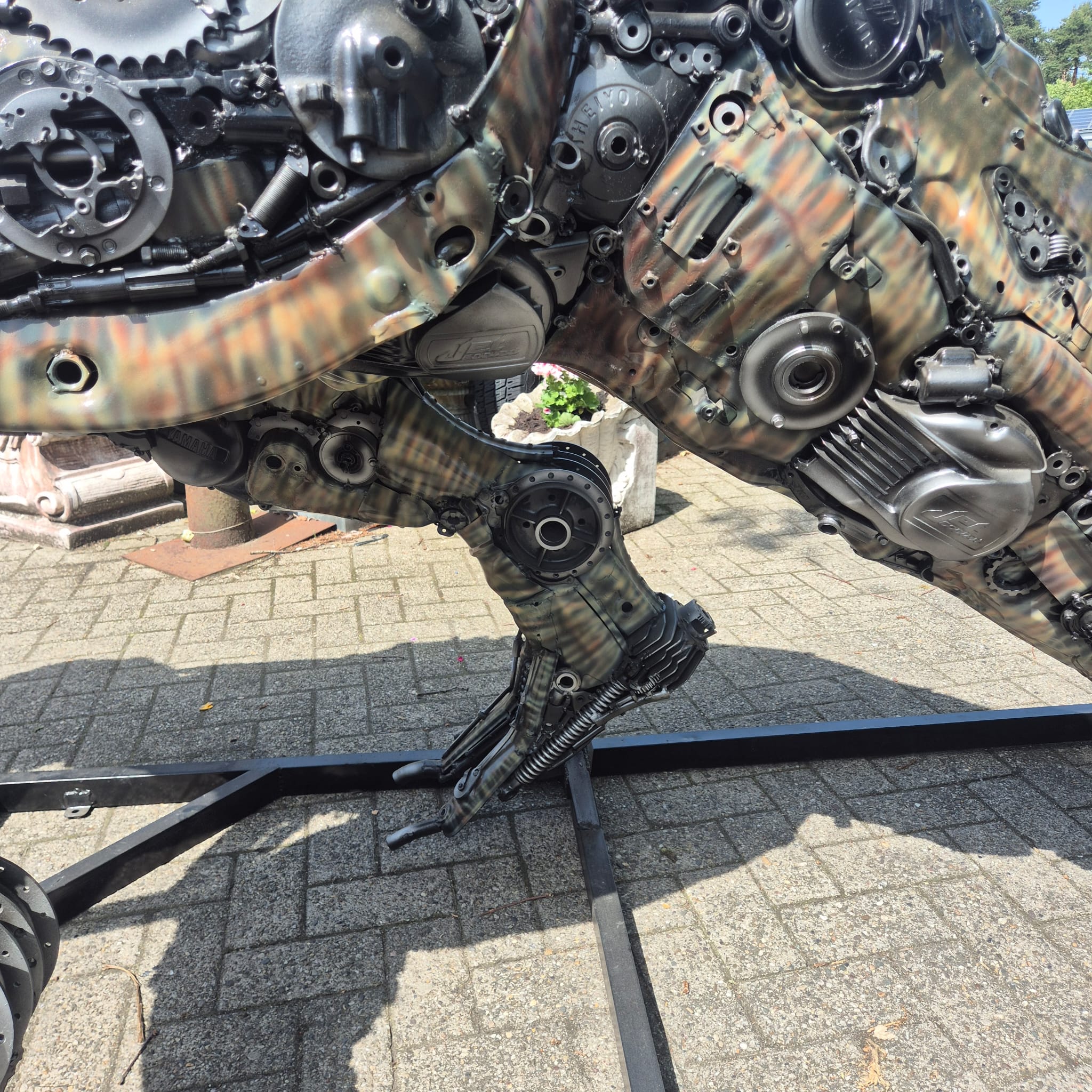 Skulptur Eri Sudarmono Dinosaurier T-Rex Stahl 3,88 m – Bild 10