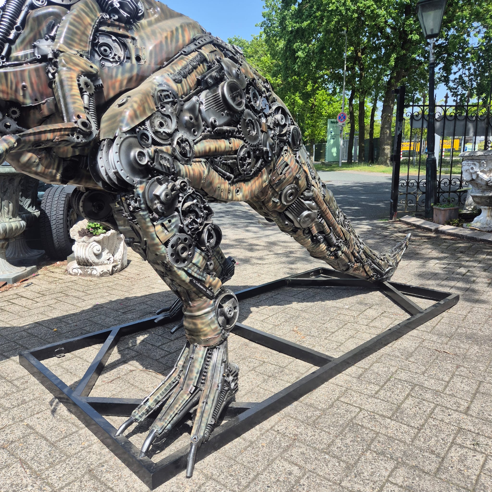 Skulptur Eri Sudarmono Dinosaurier T-Rex Stahl 3,88 m – Bild 8