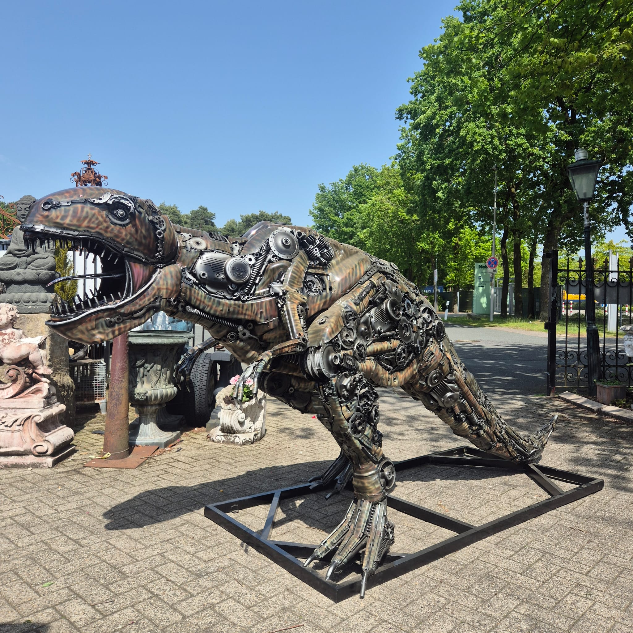 Skulptur Eri Sudarmono Dinosaurier T-Rex Stahl 3,88 m – Bild 3