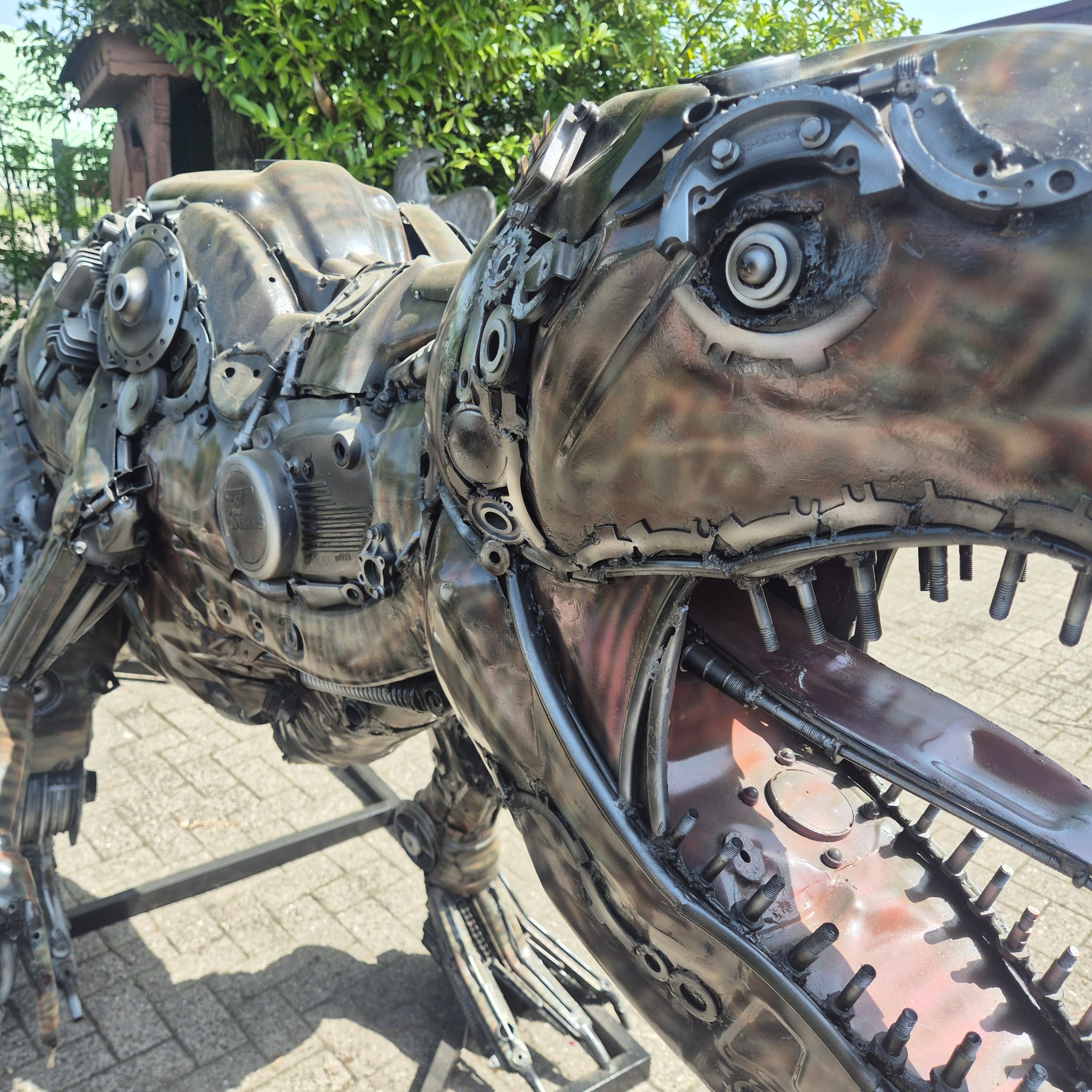 Skulptur Eri Sudarmono Dinosaurier T-Rex Stahl 3,88 m – Bild 15