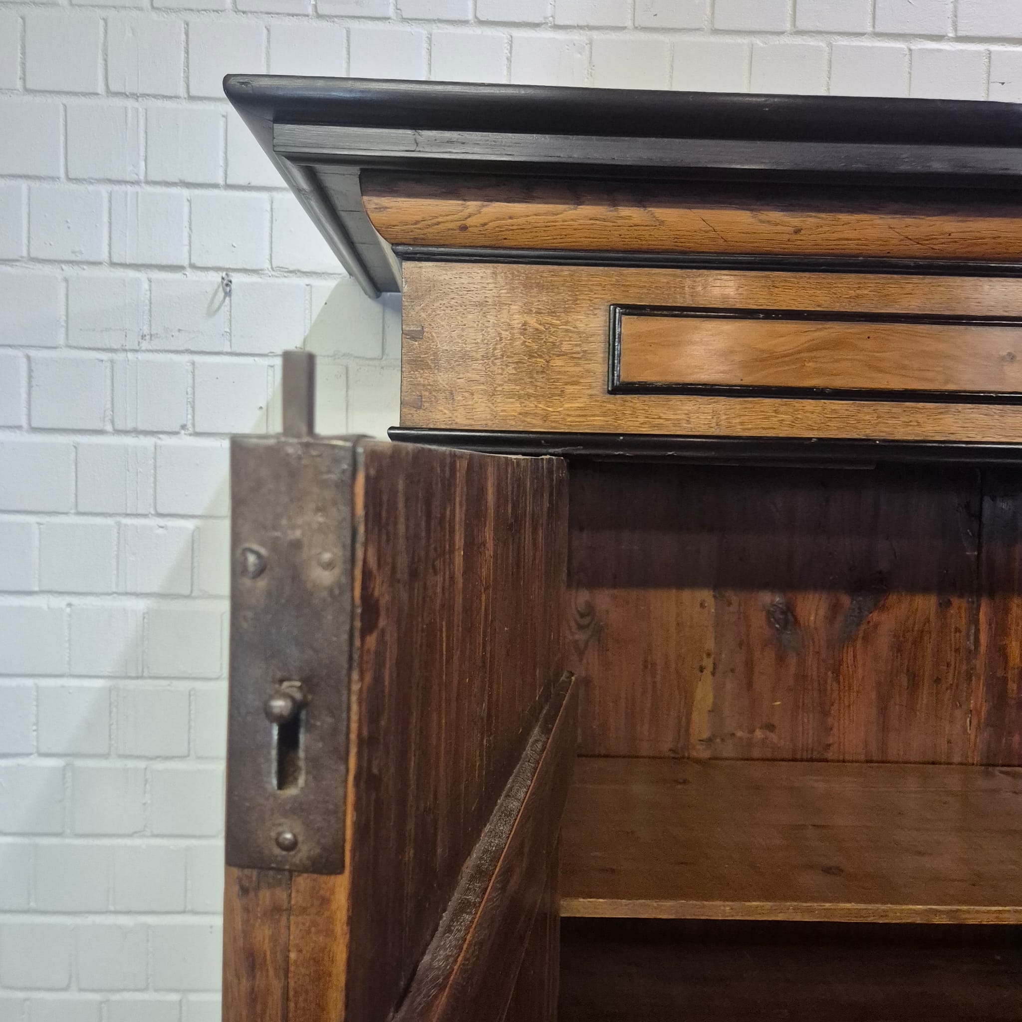 Dielenschrank Kleiderschrank Spätbarock 1800 Eiche – Bild 22