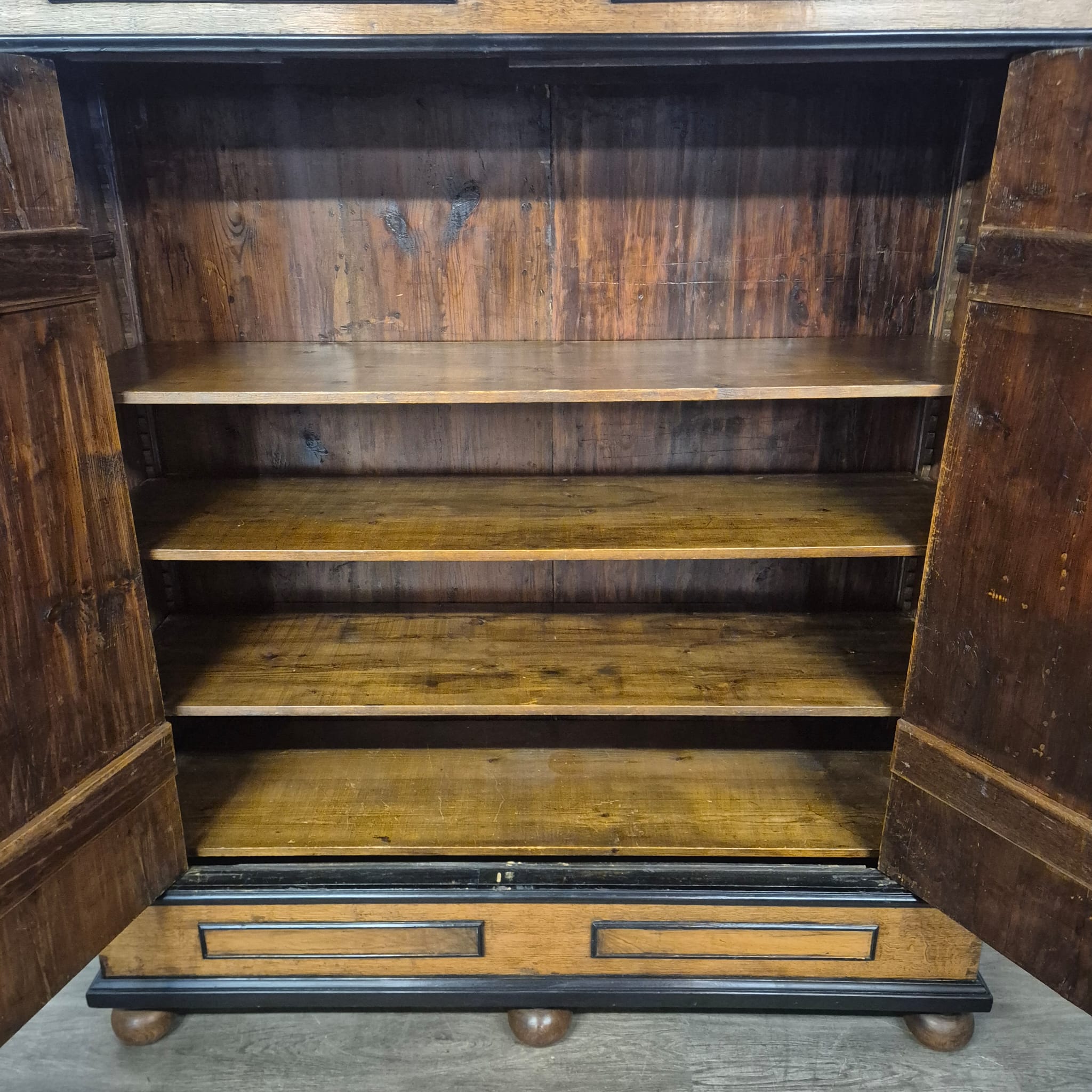 Dielenschrank Kleiderschrank Spätbarock 1800 Eiche – Bild 20