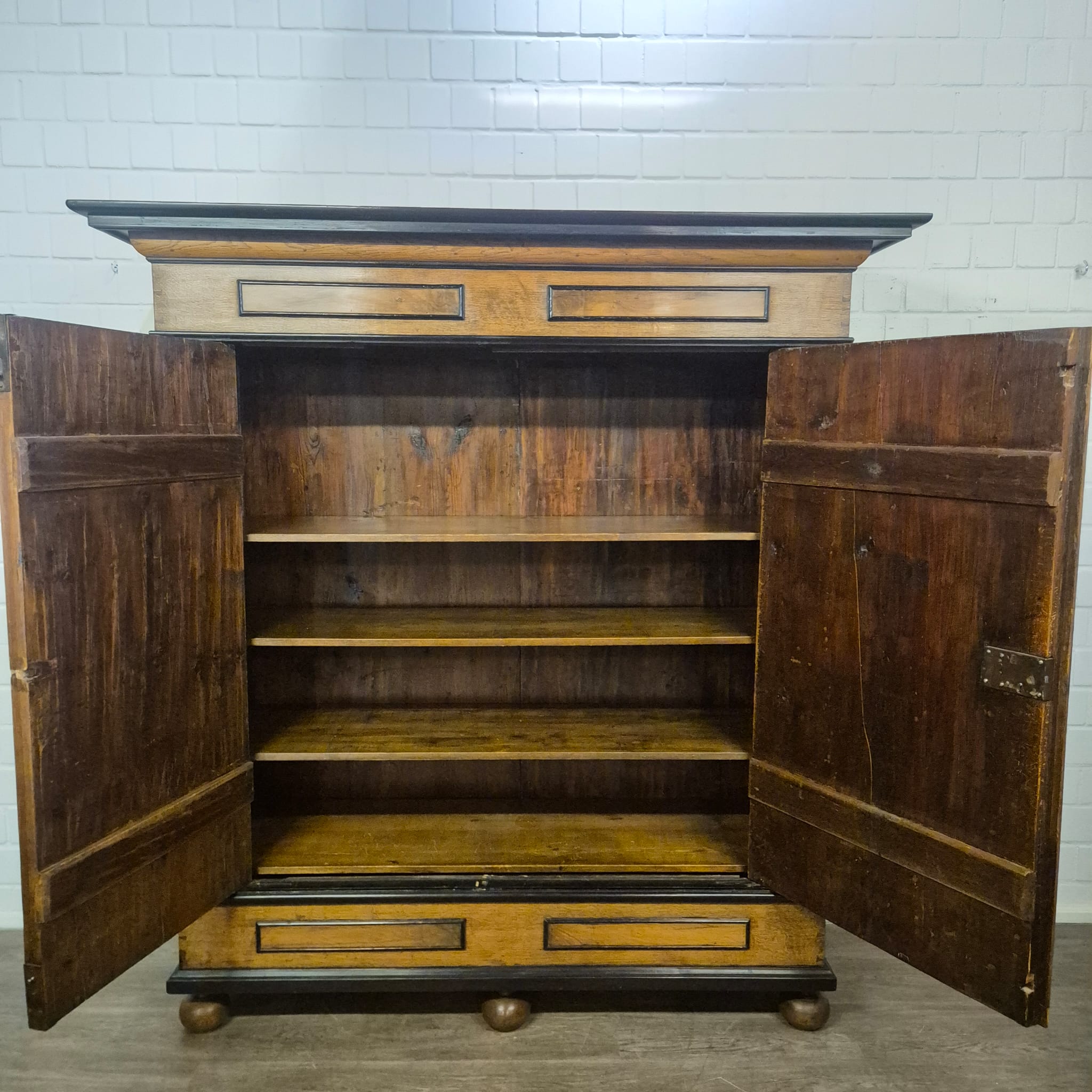 Dielenschrank Kleiderschrank Spätbarock 1800 Eiche – Bild 19