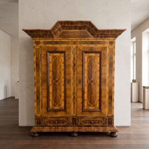 Dielenschrank Kleiderschrank Spätbarock 1800 Nussbaum