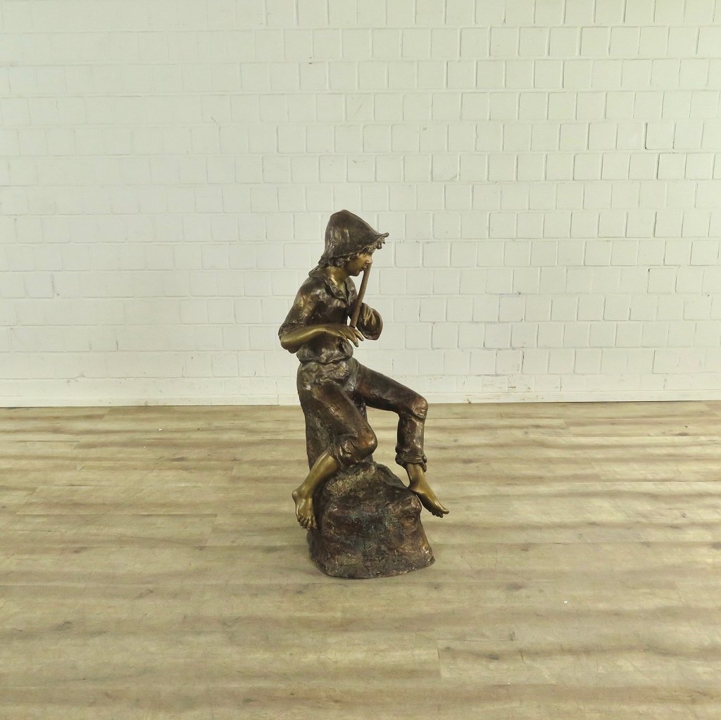 Skulptur Junge mit Blockflöte Bronze 1,12 m